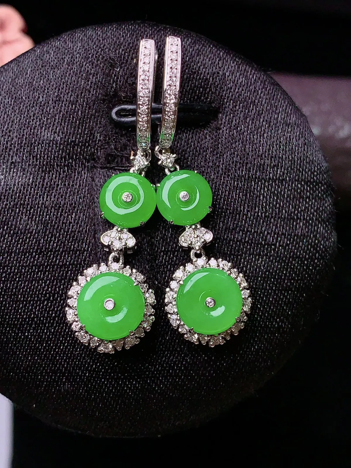 18k金钻镶嵌满绿平安扣耳坠 玉质细腻 色泽艳丽 整体尺寸34.5*10*5.6