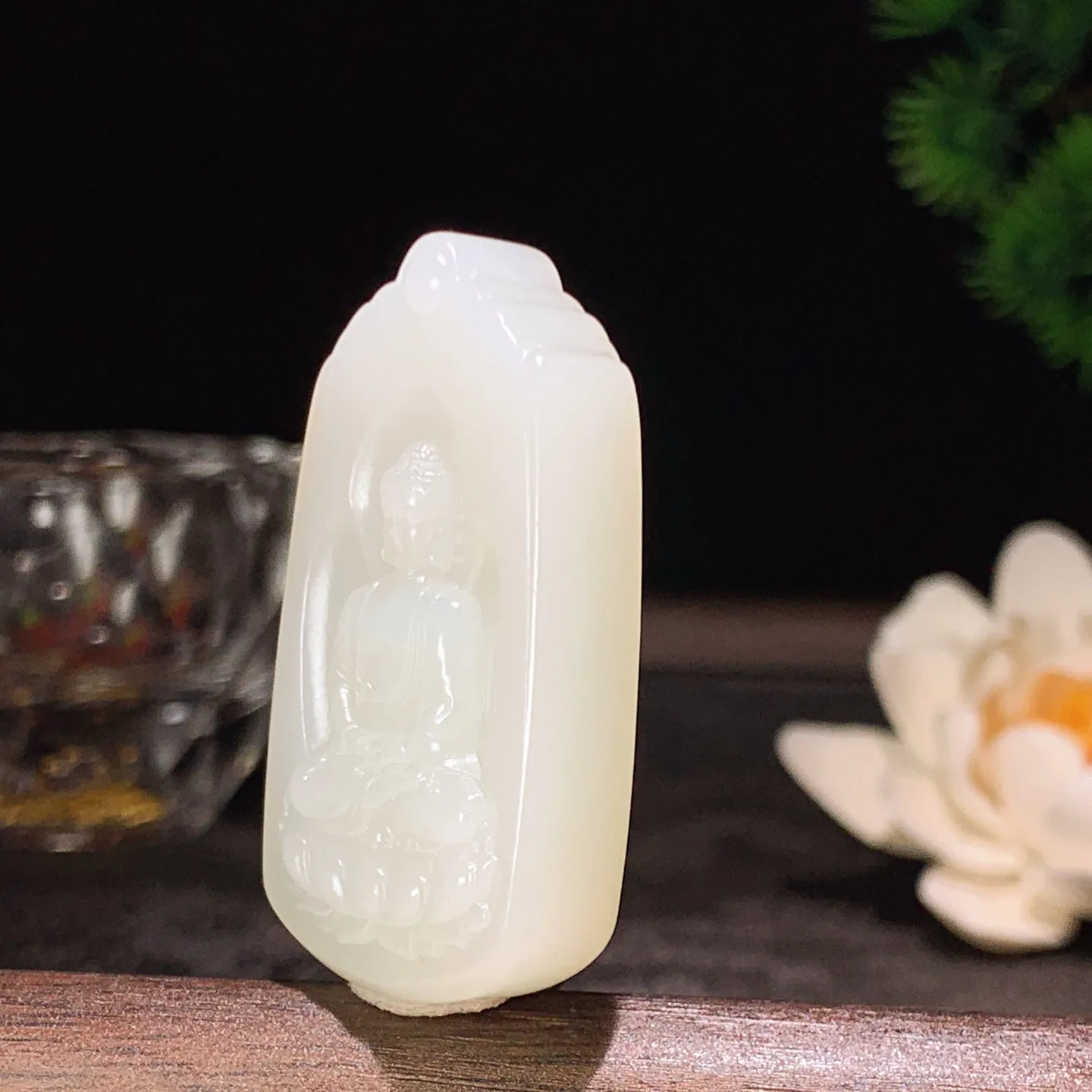 新疆和田玉白玉大日如来牌子挂件 尺寸45/24/10重23.8克。玉质细腻油润。手推出油。品相大气 lt260202