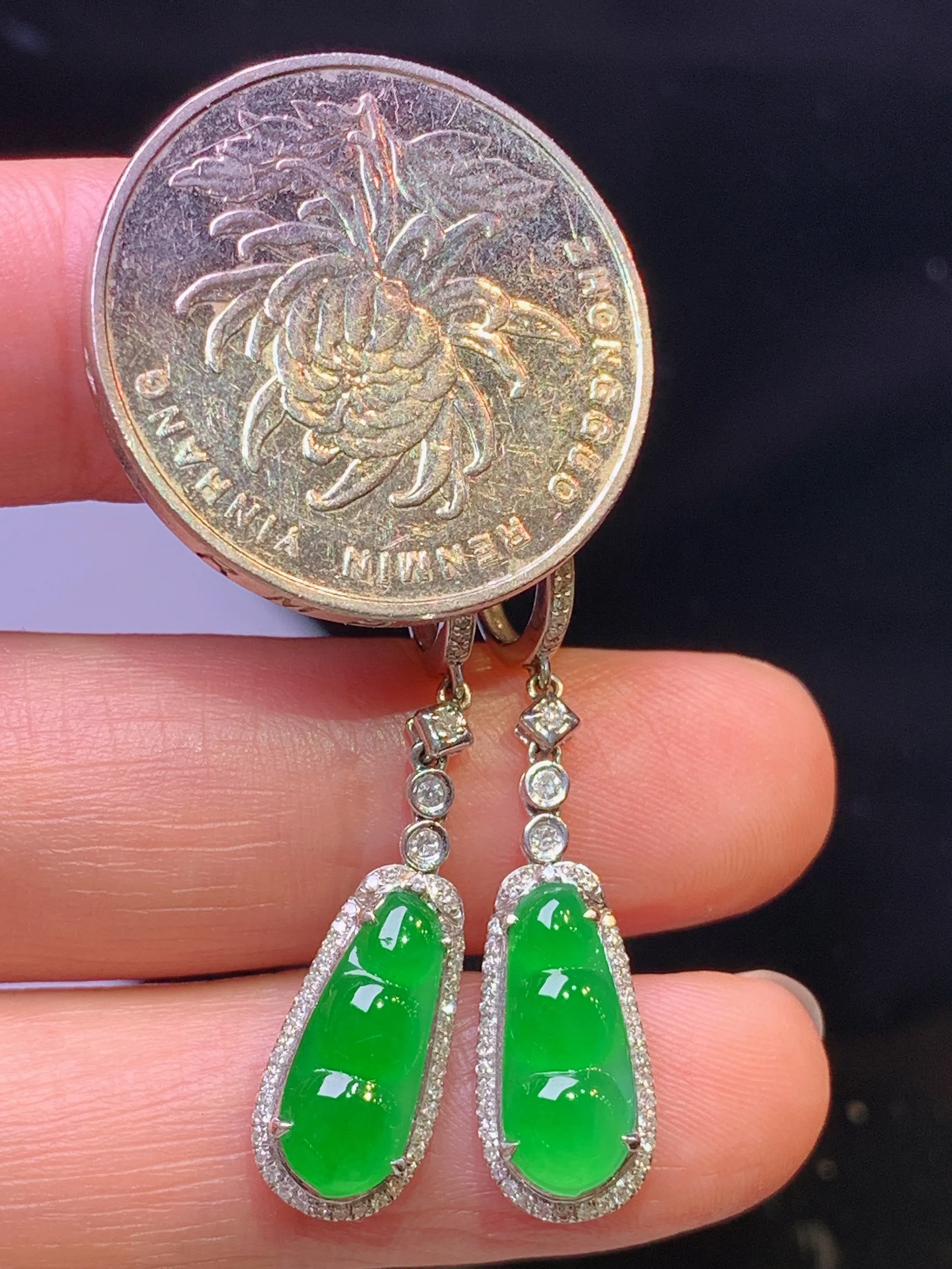 18k金钻镶嵌翠绿四季豆耳坠 玉质细腻 色泽艳丽清新 整体尺寸34.5*7.6*5