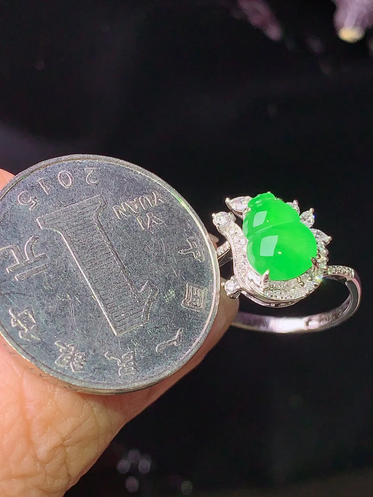 18k金钻镶嵌翠绿葫芦戒指 玉质细腻 色泽清新艳丽 圈口14.5 整体尺寸13*11.8*6.5
