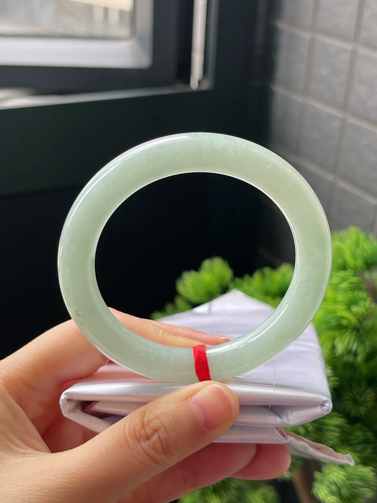 圆镯54.9圈口，翡翠糯化种淡绿色手镯