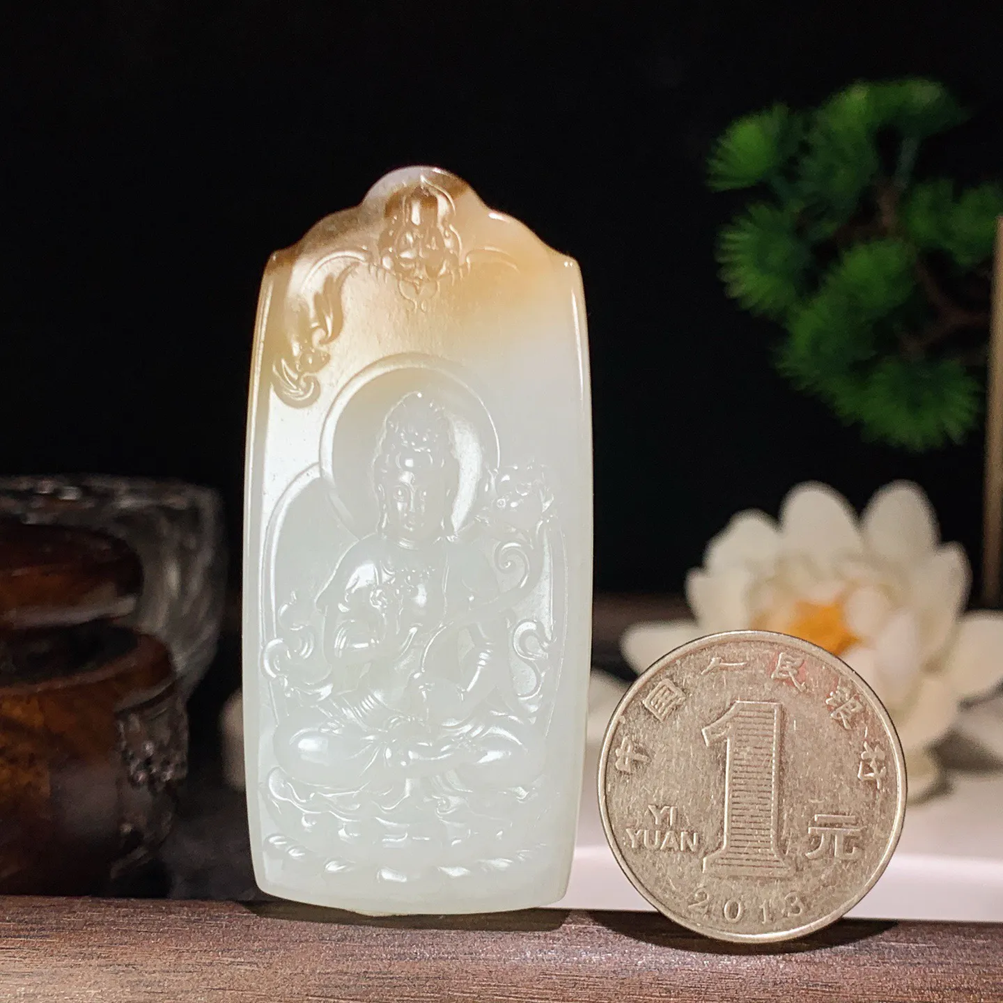 新疆和田玉且末糖大势至菩萨牌子挂件 尺寸60/28/9重36克。玉质细腻油润。手推出油。品相大气 lt260202
