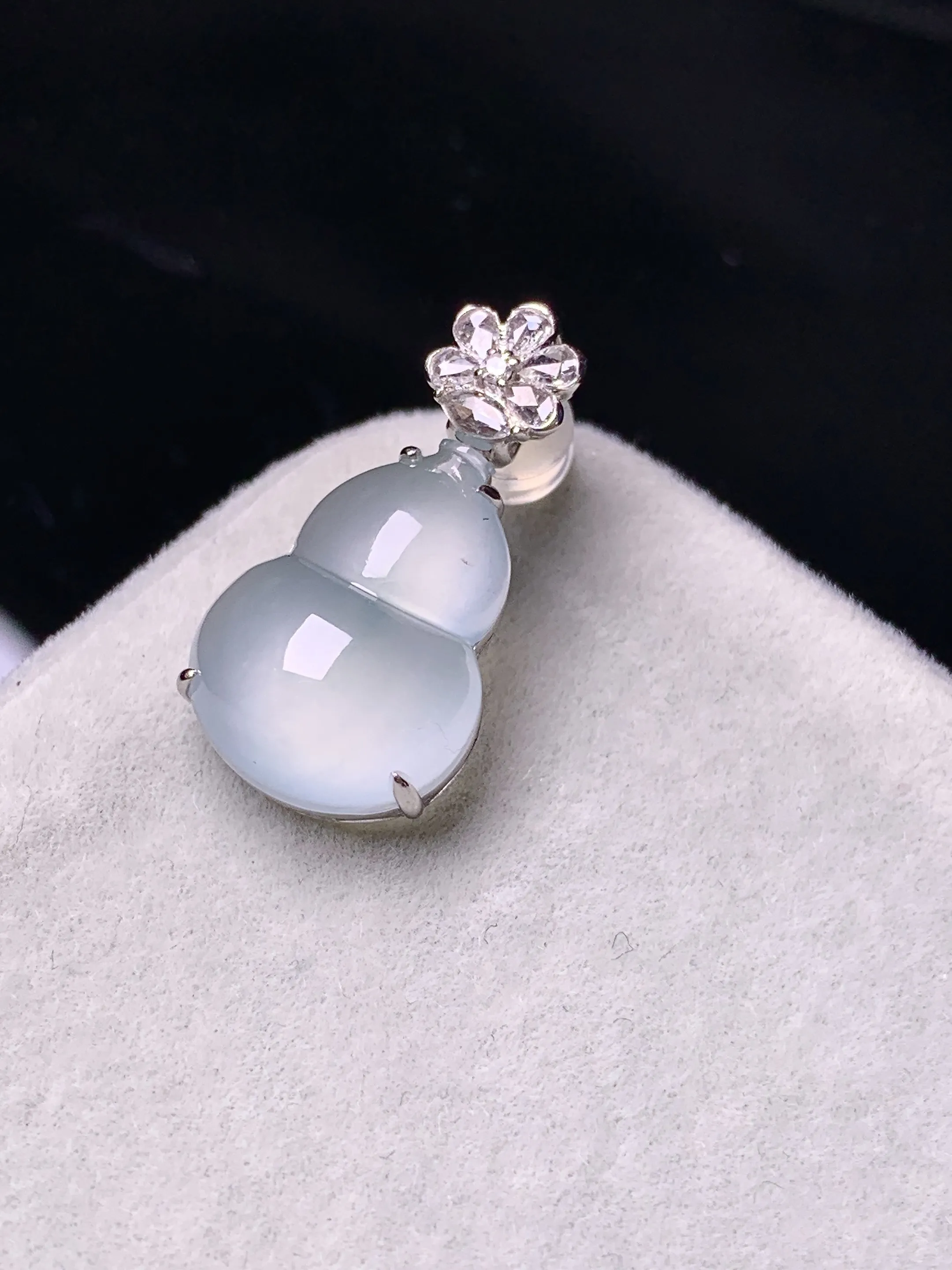 18k金钻镶嵌冰种葫芦吊坠 玉质细腻 色泽艳丽清新 整体尺寸21.8*11.2*7