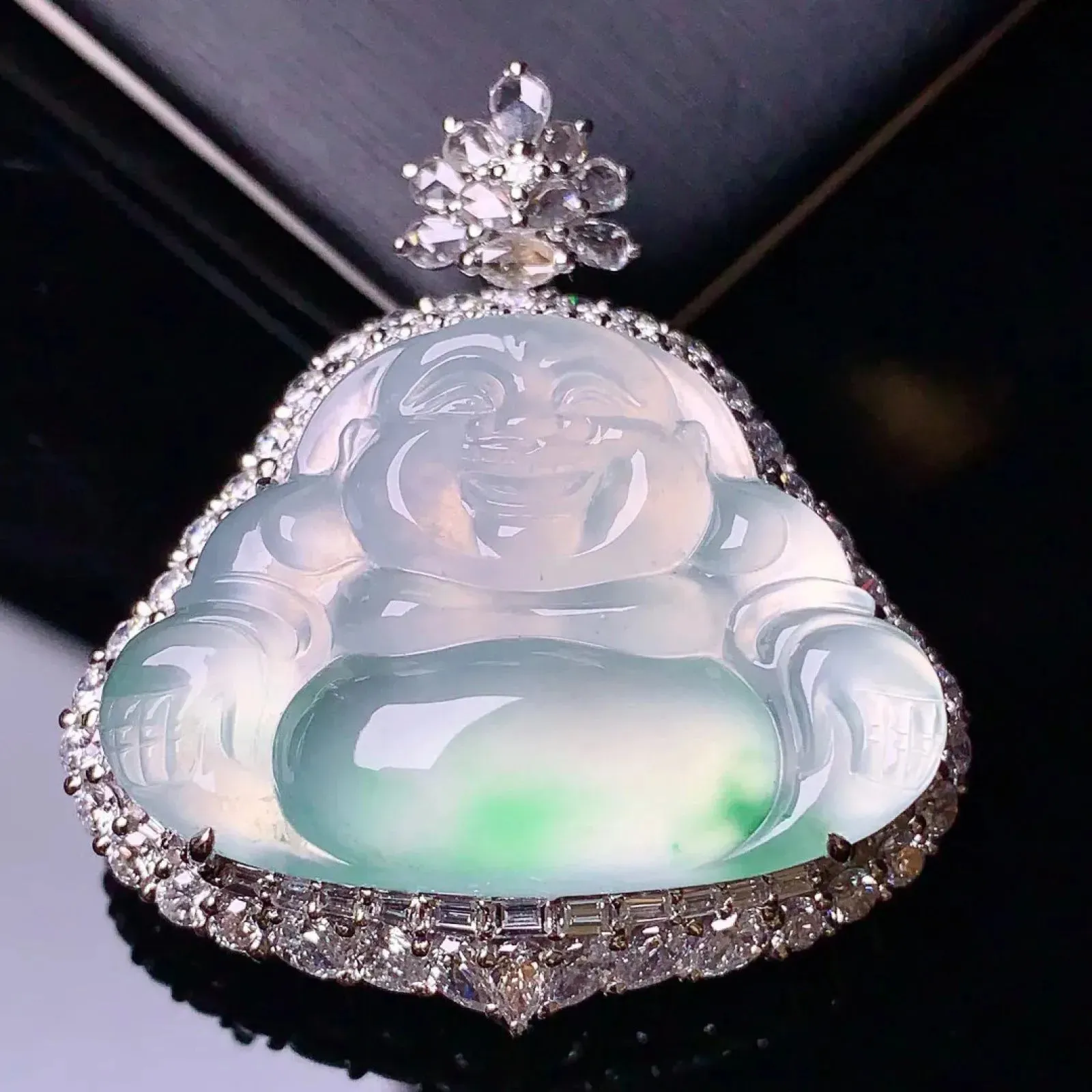 18k金钻镶嵌飘绿佛公吊坠 玉质细腻 色泽艳丽   整体尺寸38*34.1*14.8