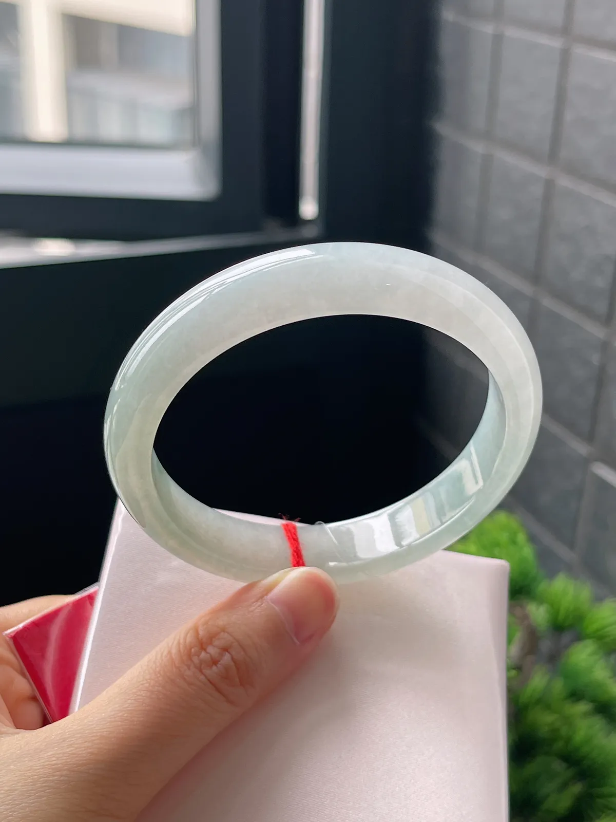 正圈57.5圈口，翡翠冰糯种飘绿手镯