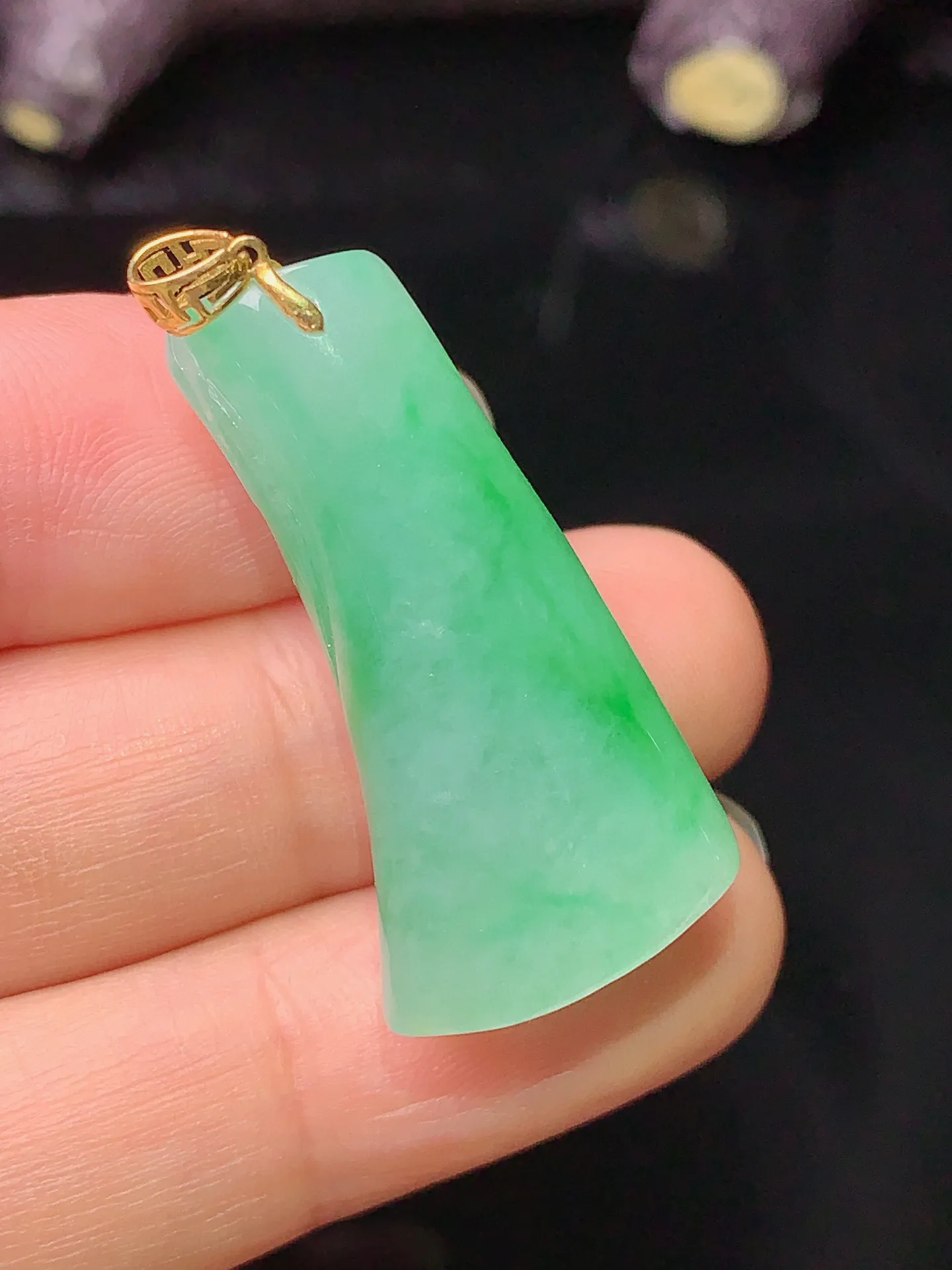 18k金镶嵌翠绿竹吊坠 玉质细腻 色泽艳丽清新 整体尺寸31.5*16.2*10.7