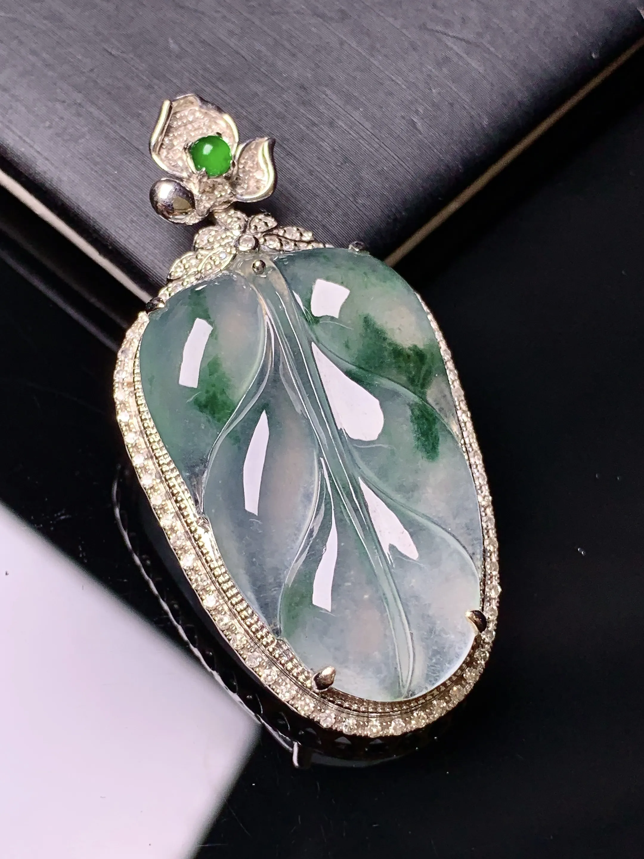 18k金钻镶嵌飘花树叶吊坠 玉质细腻 色泽艳丽清新 整体尺寸45*23*8.2