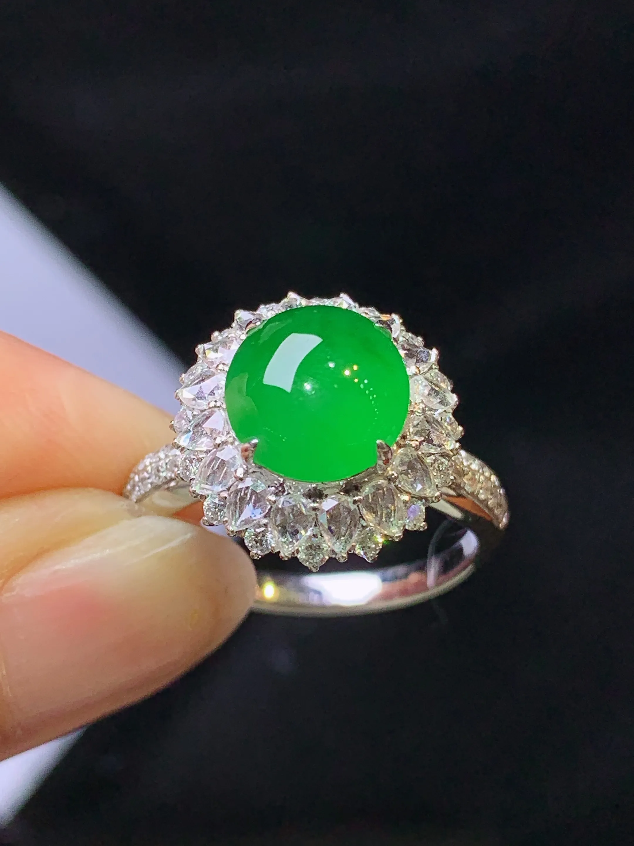 18k金钻镶嵌满绿蛋面戒指 吊玉质细腻 色泽艳丽清新 圈口14 整体尺寸14.2*10.2