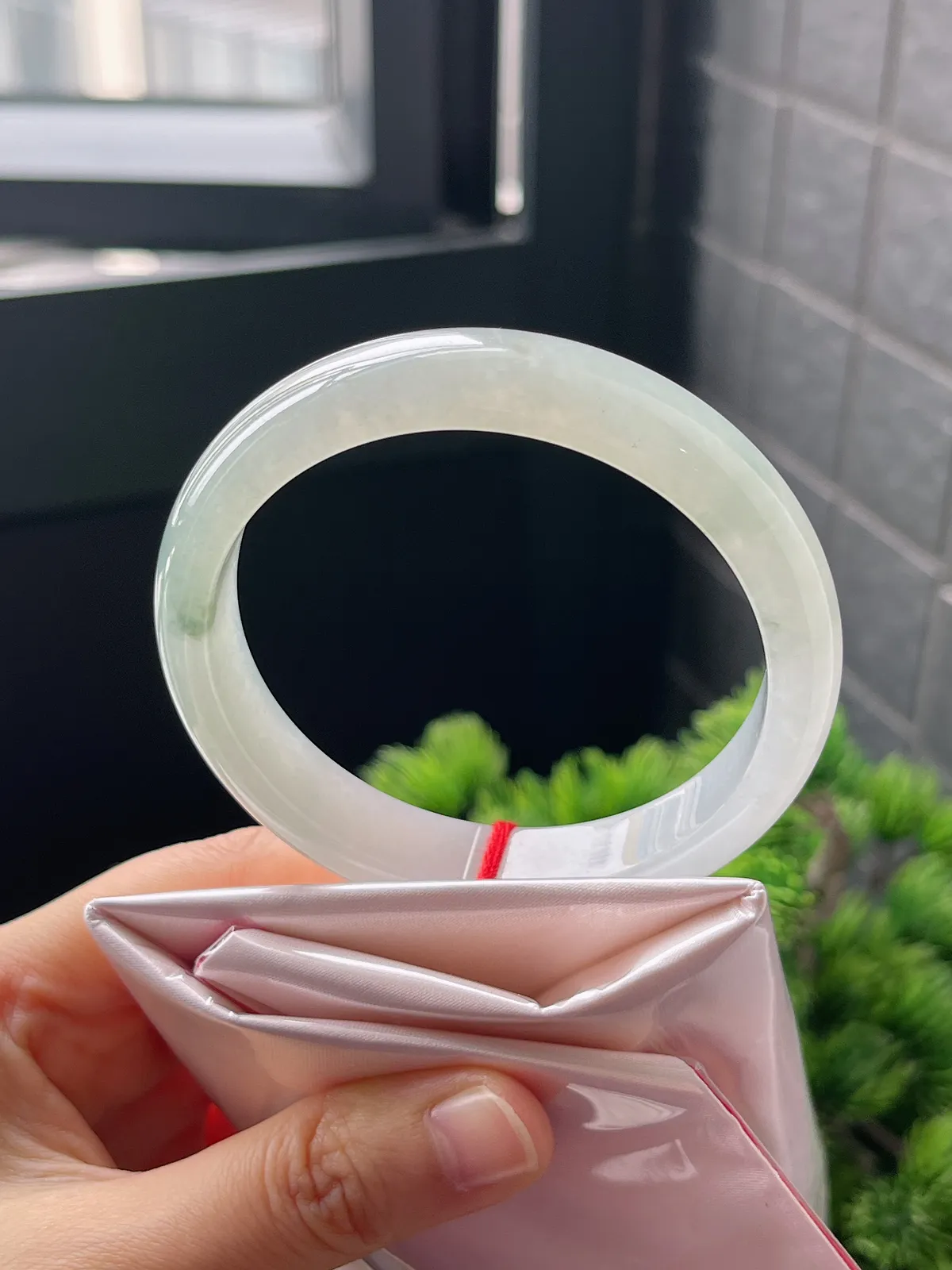 正圈57.5圈口，翡翠冰糯种飘绿手镯