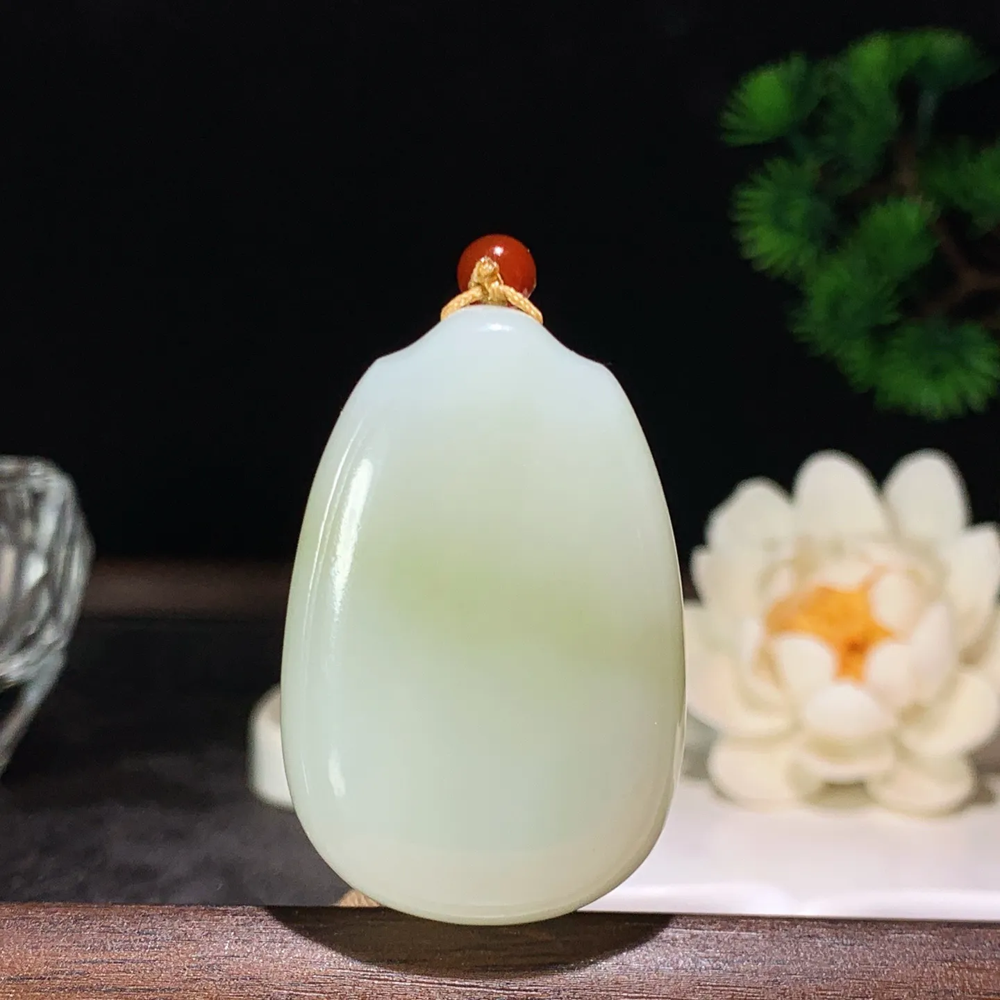 和田玉白玉翠青平安无事牌挂件 尺寸47/30/12重41.5克。玉质细腻油润。手推出油。品相大气 lt260202