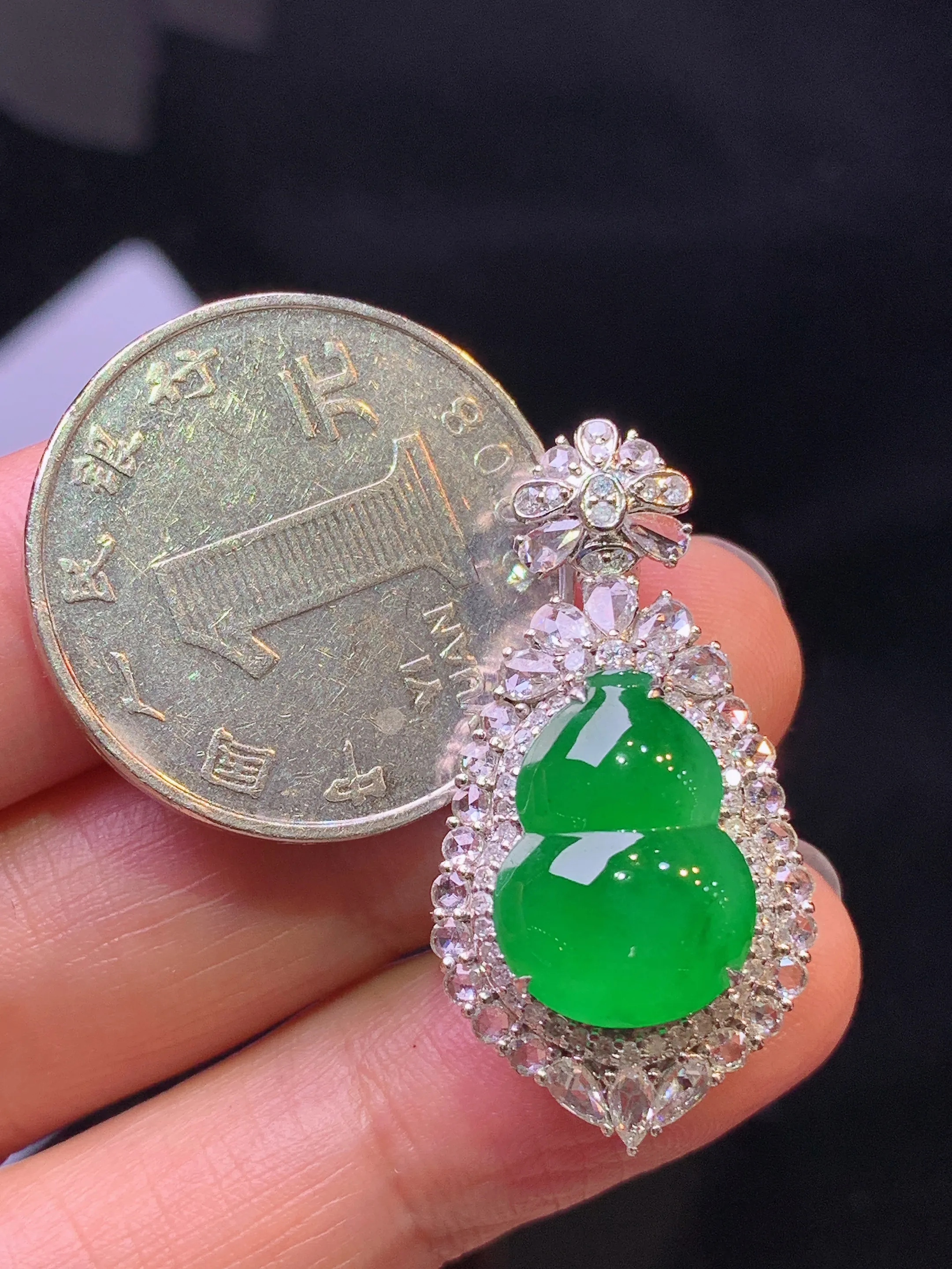 18k金钻镶嵌满绿葫芦吊坠 玉质细腻 色泽艳丽清新 整体尺寸32.3*16.6*10.5