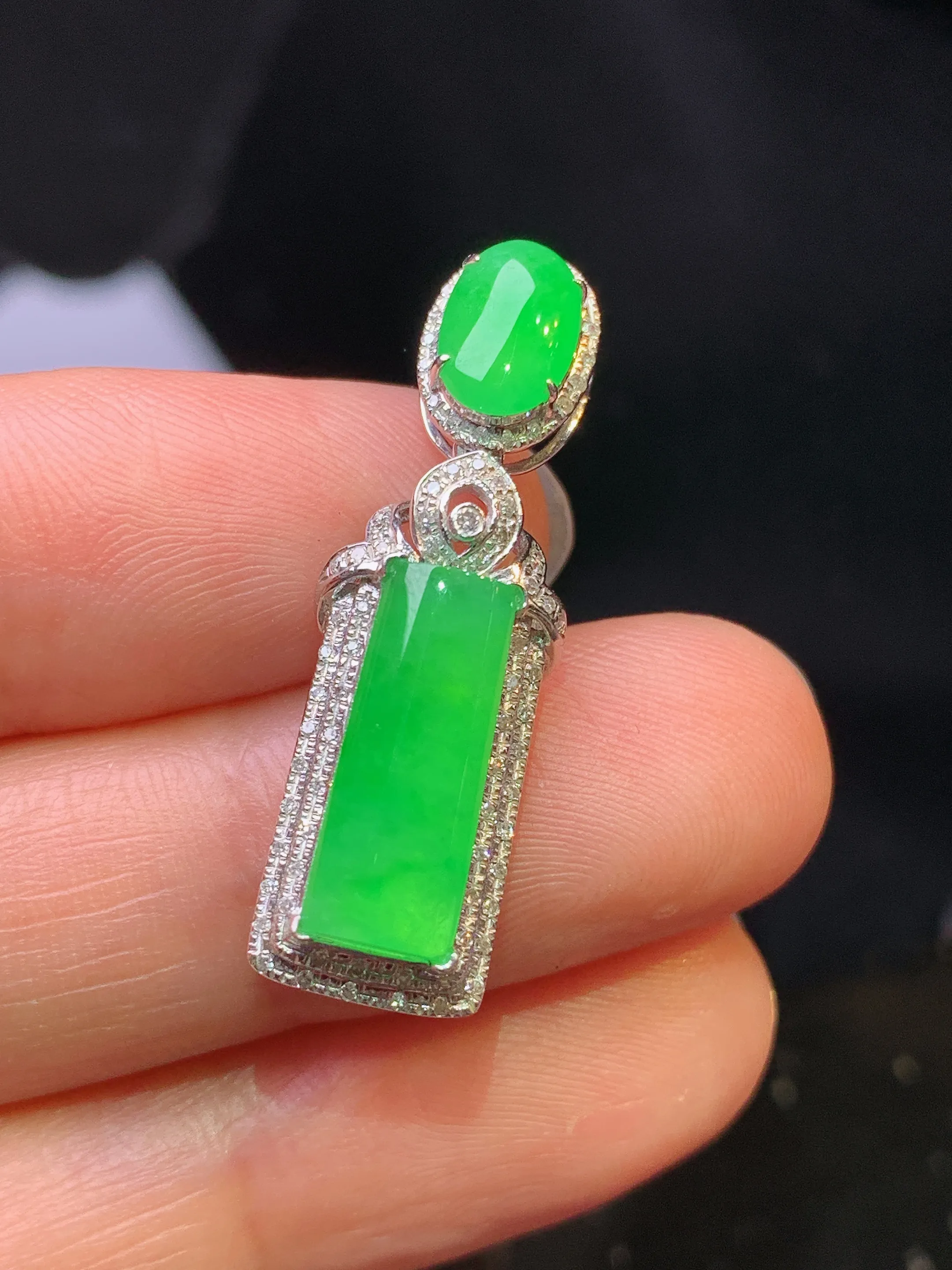 18k金钻镶嵌翠绿玉柱吊坠 玉质细腻 色泽艳丽清新 整体尺寸30.6*9*6