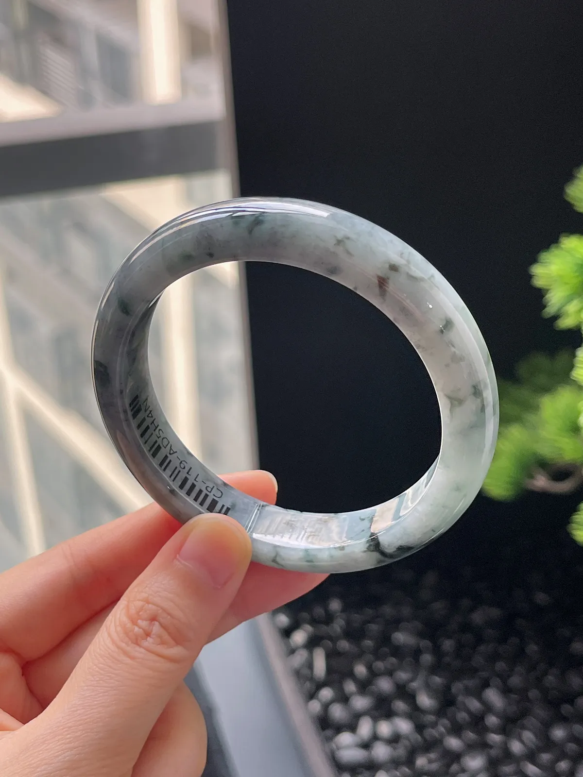 正圈57.8圈口，翡翠糯化种乌鸡底飘绿手镯