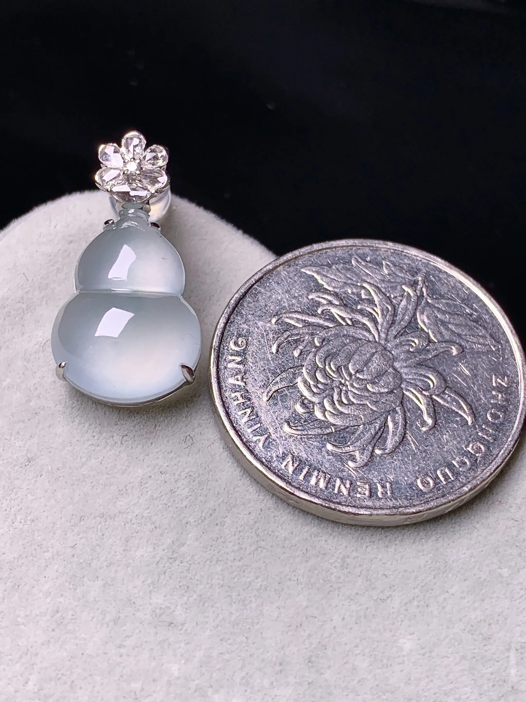 18k金钻镶嵌冰种葫芦吊坠 玉质细腻 色泽艳丽清新 整体尺寸21.8*11.2*7