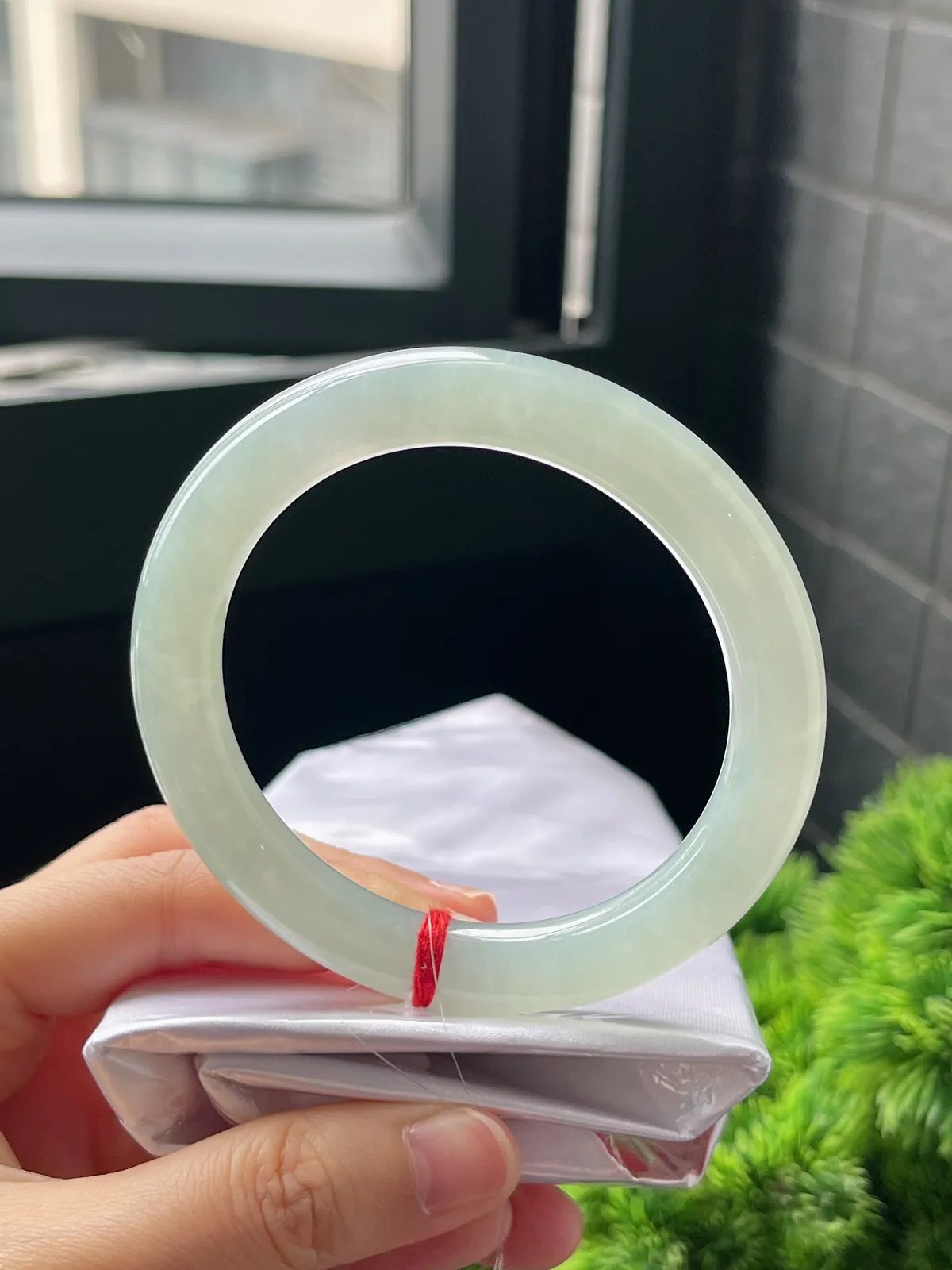 圆镯56.6圈口，翡翠冰糯种淡绿甜绿手镯