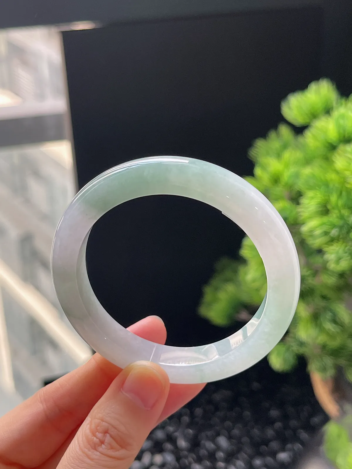 正圈52.4圈口，翡翠冰糯种浅绿色手镯