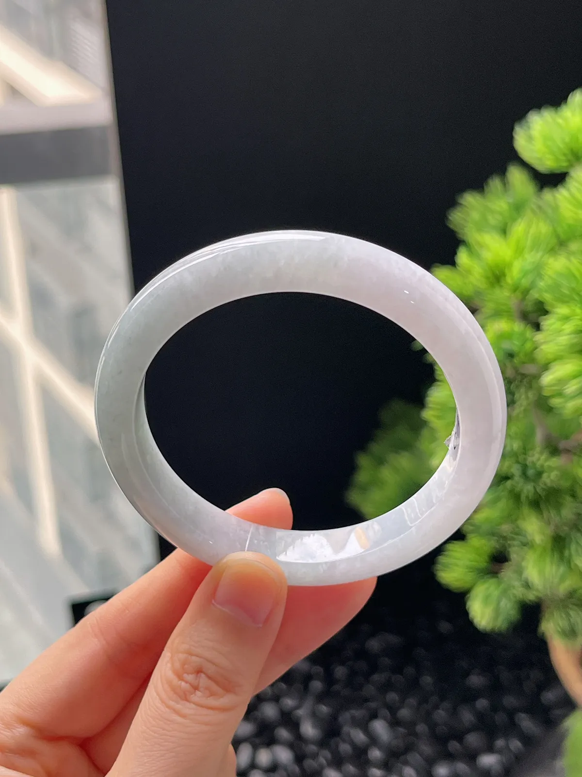 正圈55圈口，翡翠糯化种淡绿色手镯