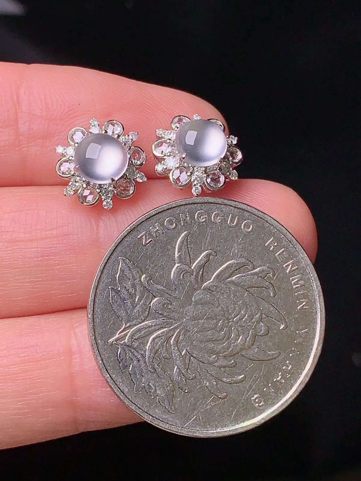 18k金钻镶嵌冰种蛋面耳钉 玉质细腻 水润透亮 整体尺寸9.8*6.8