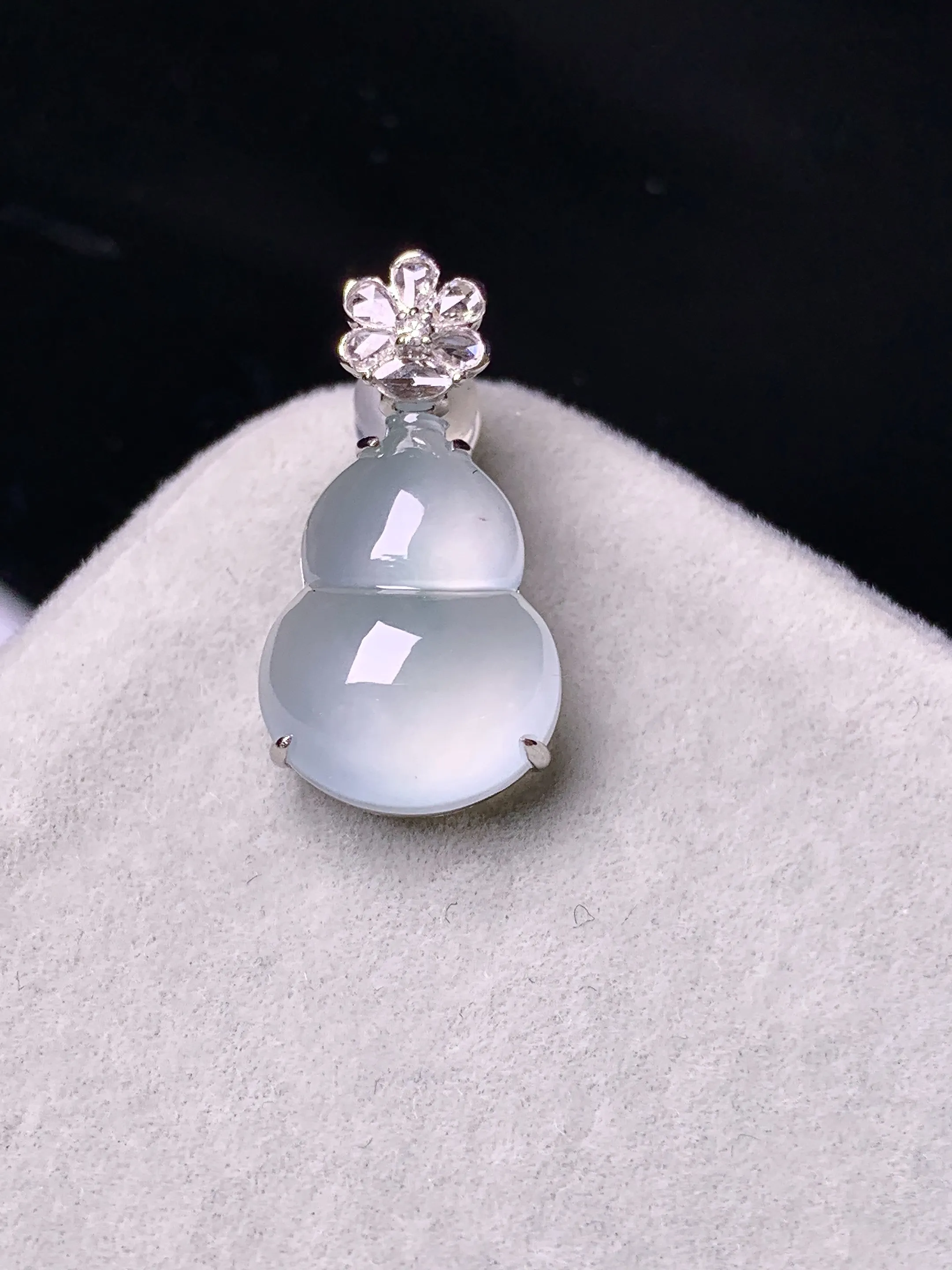 18k金钻镶嵌冰种葫芦吊坠 玉质细腻 色泽艳丽清新 整体尺寸21.8*11.2*7