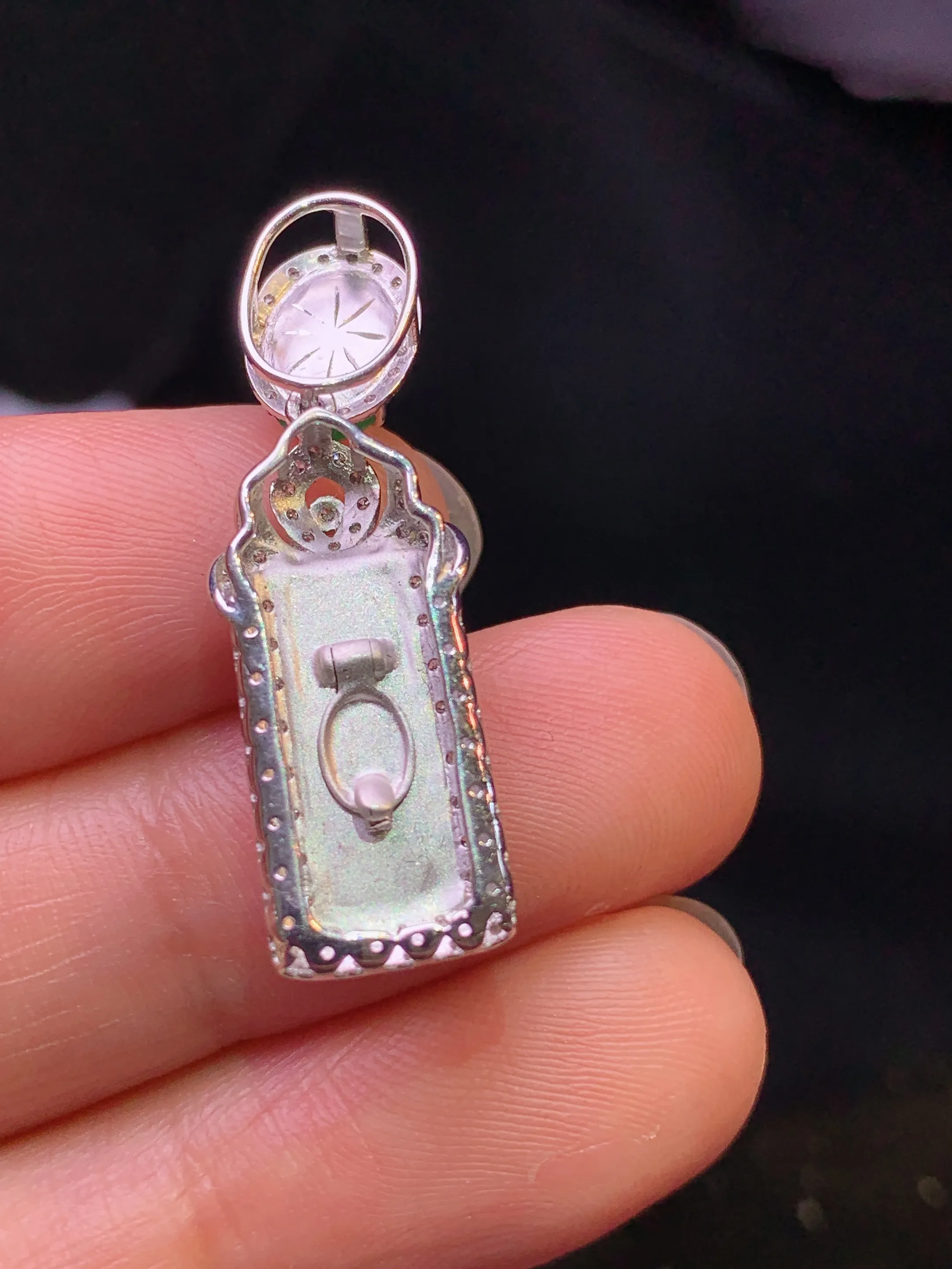 18k金钻镶嵌翠绿玉柱吊坠 玉质细腻 色泽艳丽清新 整体尺寸30.6*9*6