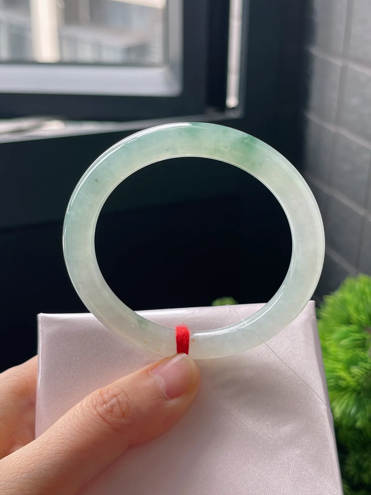 圆镯53.4圈口，翡翠冰糯种淡绿色手镯