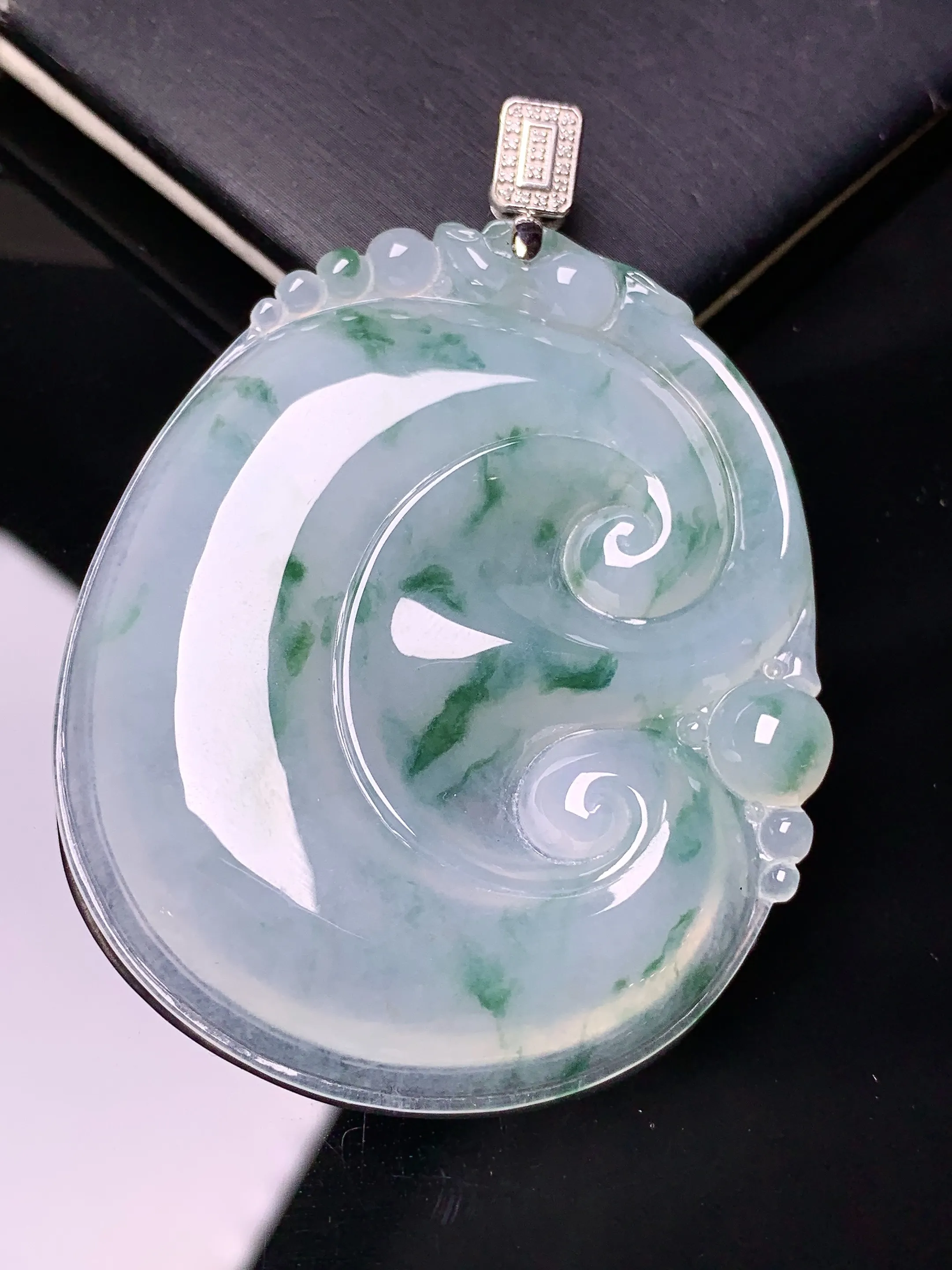 18k金钻镶嵌飘绿如意吊坠 玉质细腻 色泽艳丽清新 整体尺寸61.6*44.6*6