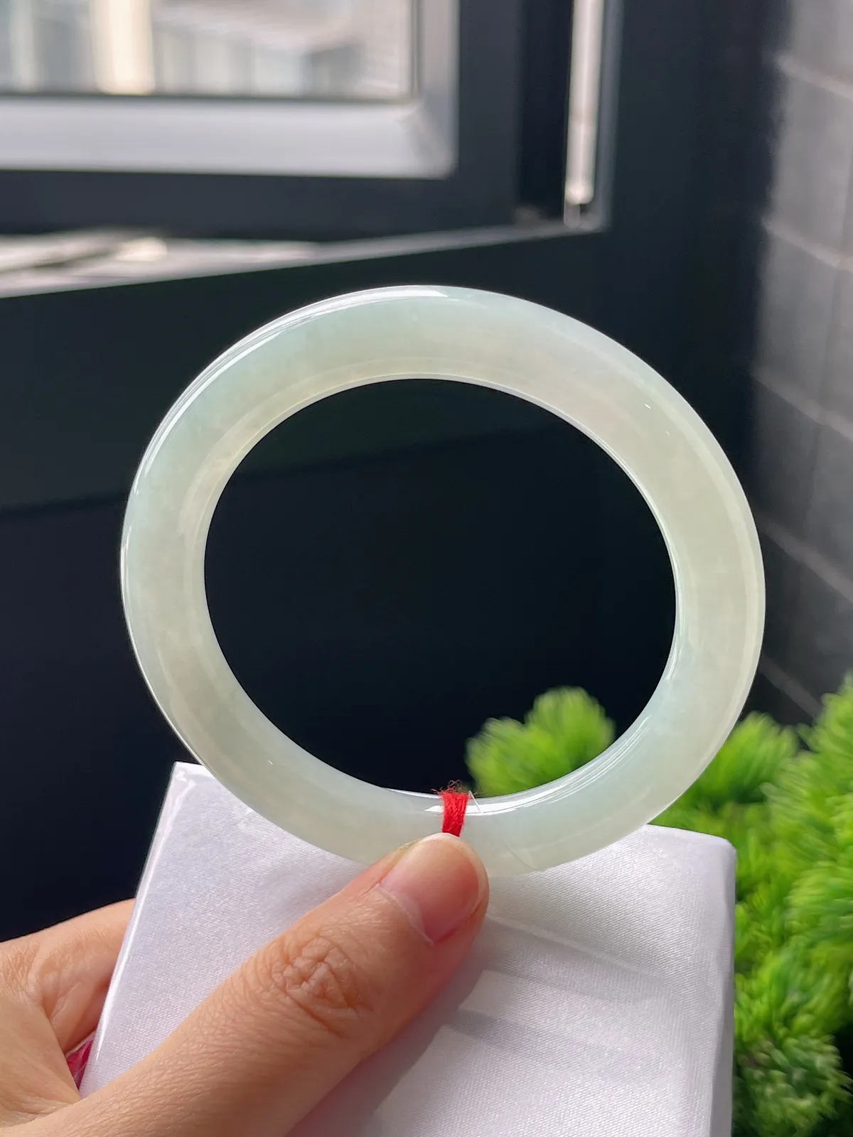 圆镯56.6圈口，翡翠冰糯种淡绿甜绿手镯