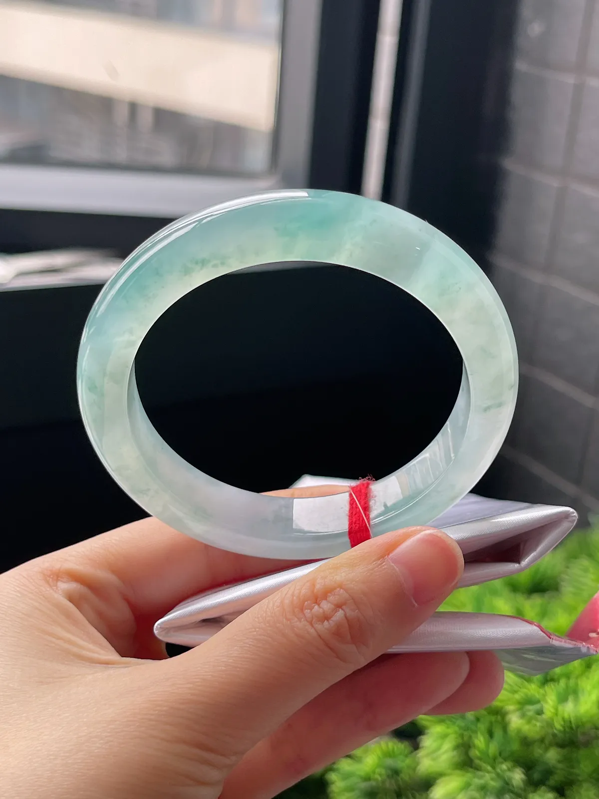 正圈57.6圈口，翡翠冰种蓝绿色飘花手镯