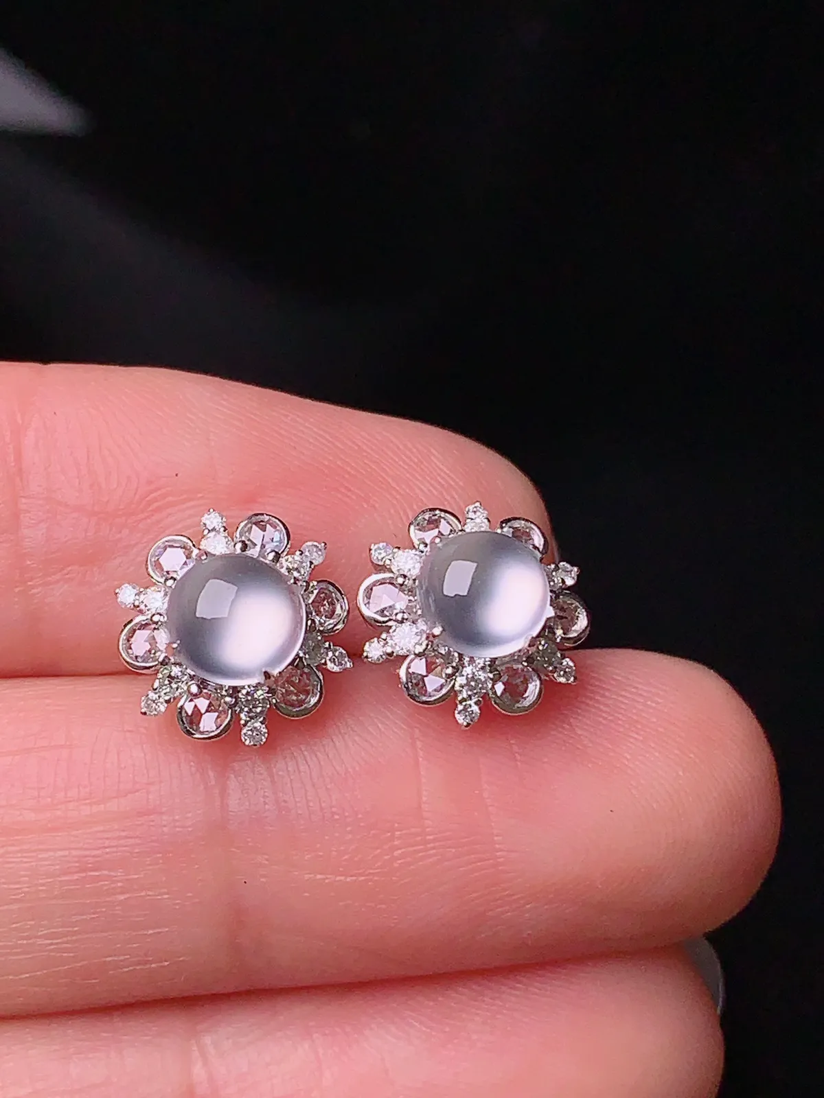 18k金钻镶嵌冰种蛋面耳钉 玉质细腻 水润透亮 整体尺寸9.8*6.8