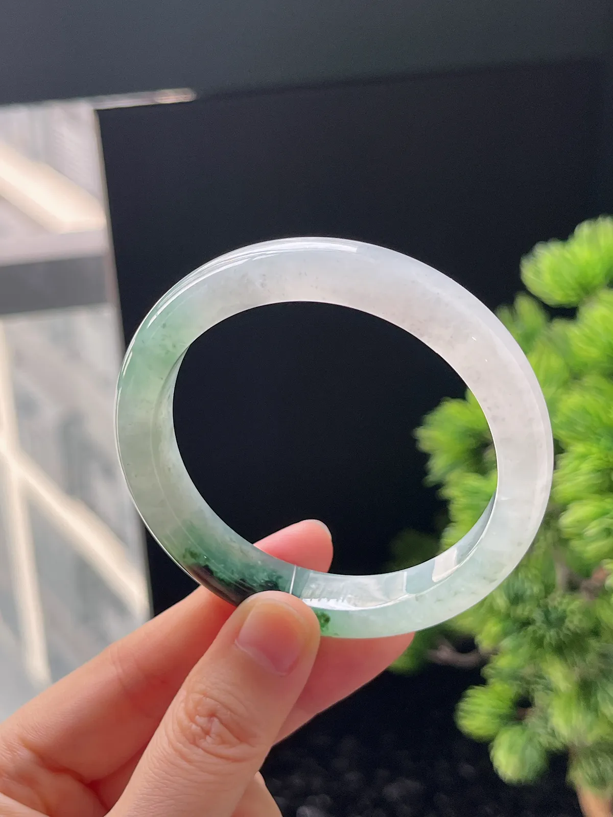 正圈54.5圈口，翡翠冰糯种飘绿手镯