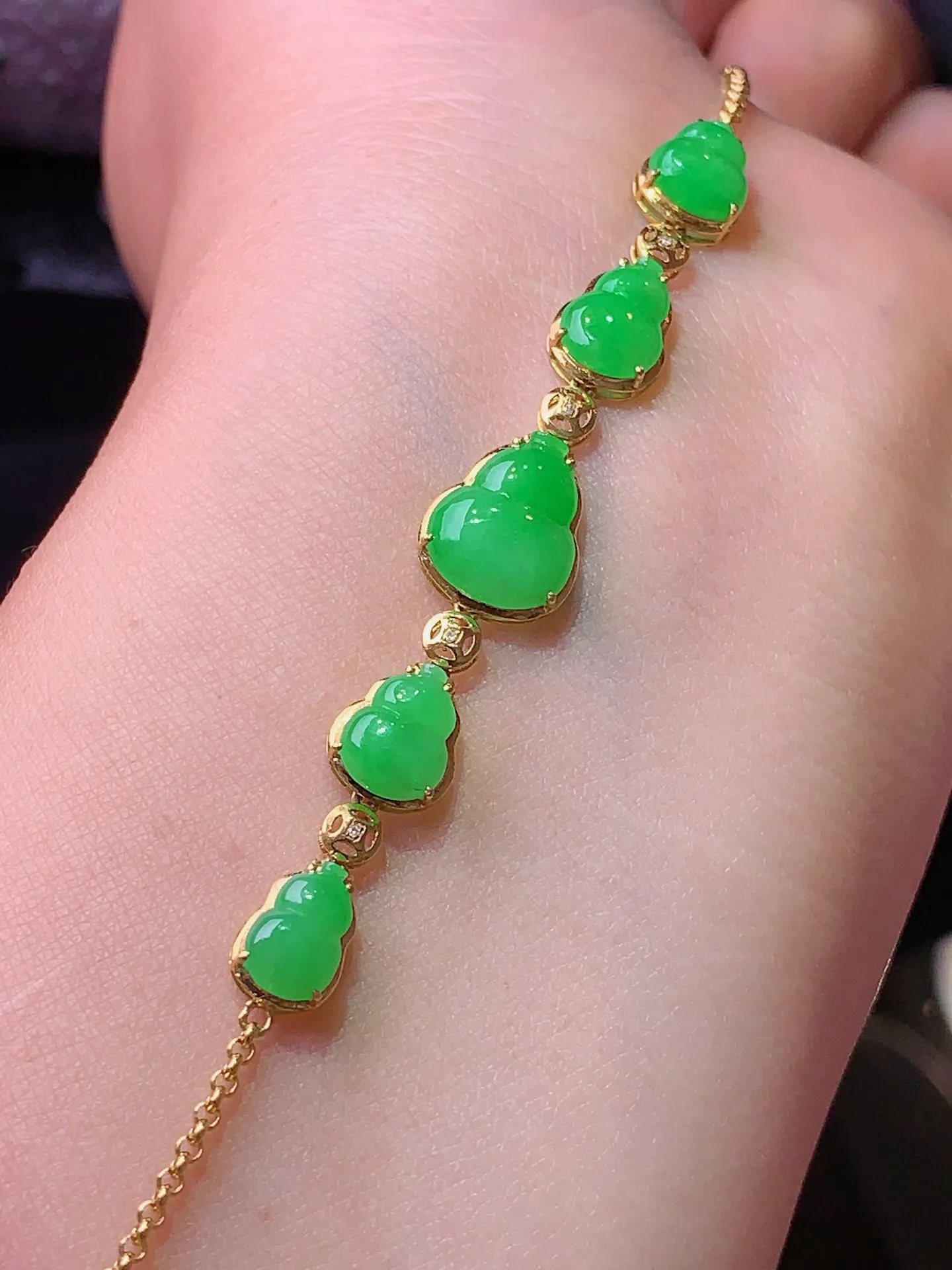 18k金镶嵌翠绿葫芦吊坠 玉质细腻 色泽艳丽清新 整体尺寸64*9*4.3