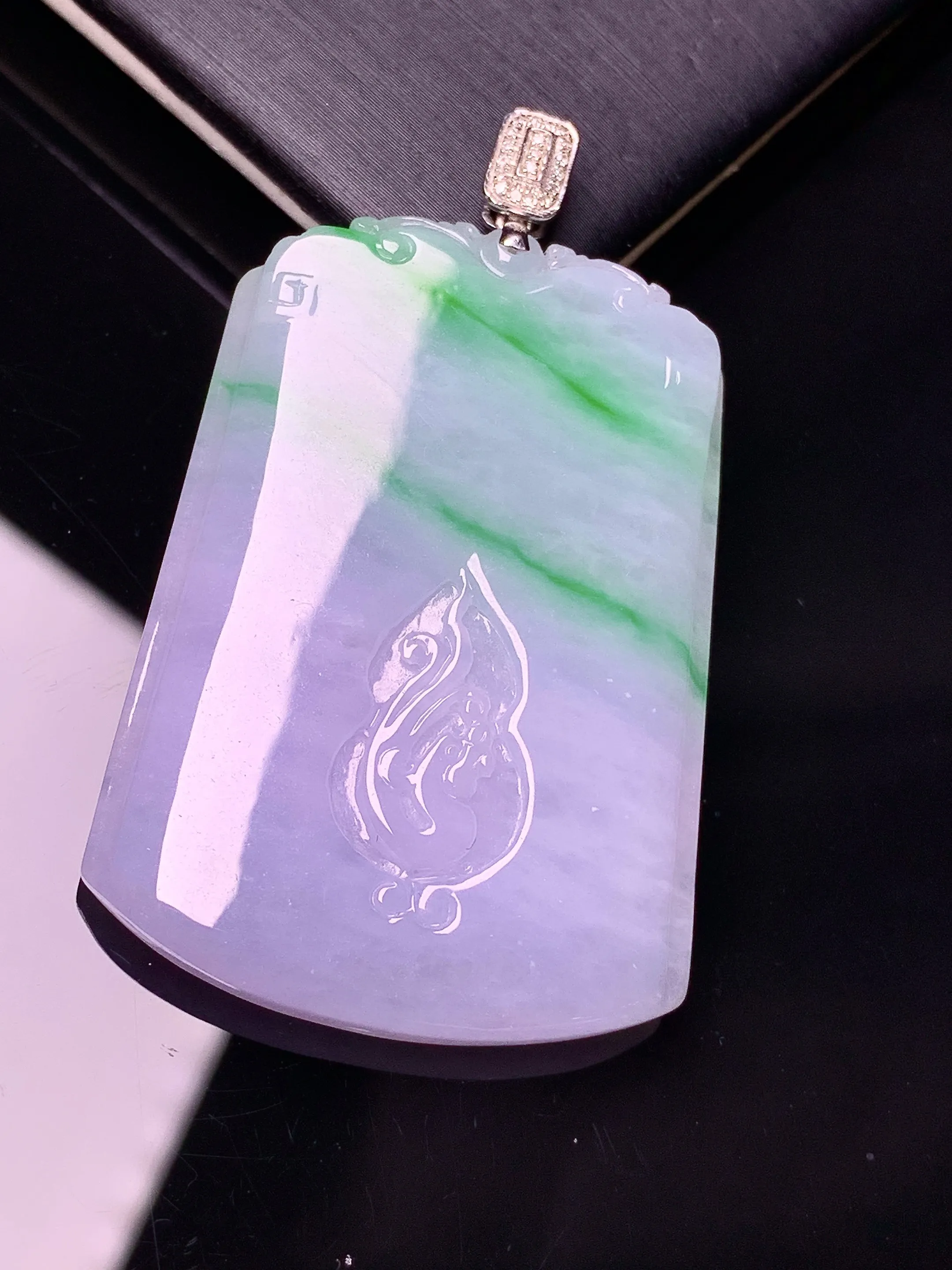 18k金钻镶嵌雕花春彩牌吊坠 玉质细腻 色泽艳丽清新 整体尺寸50.5*21.3*5