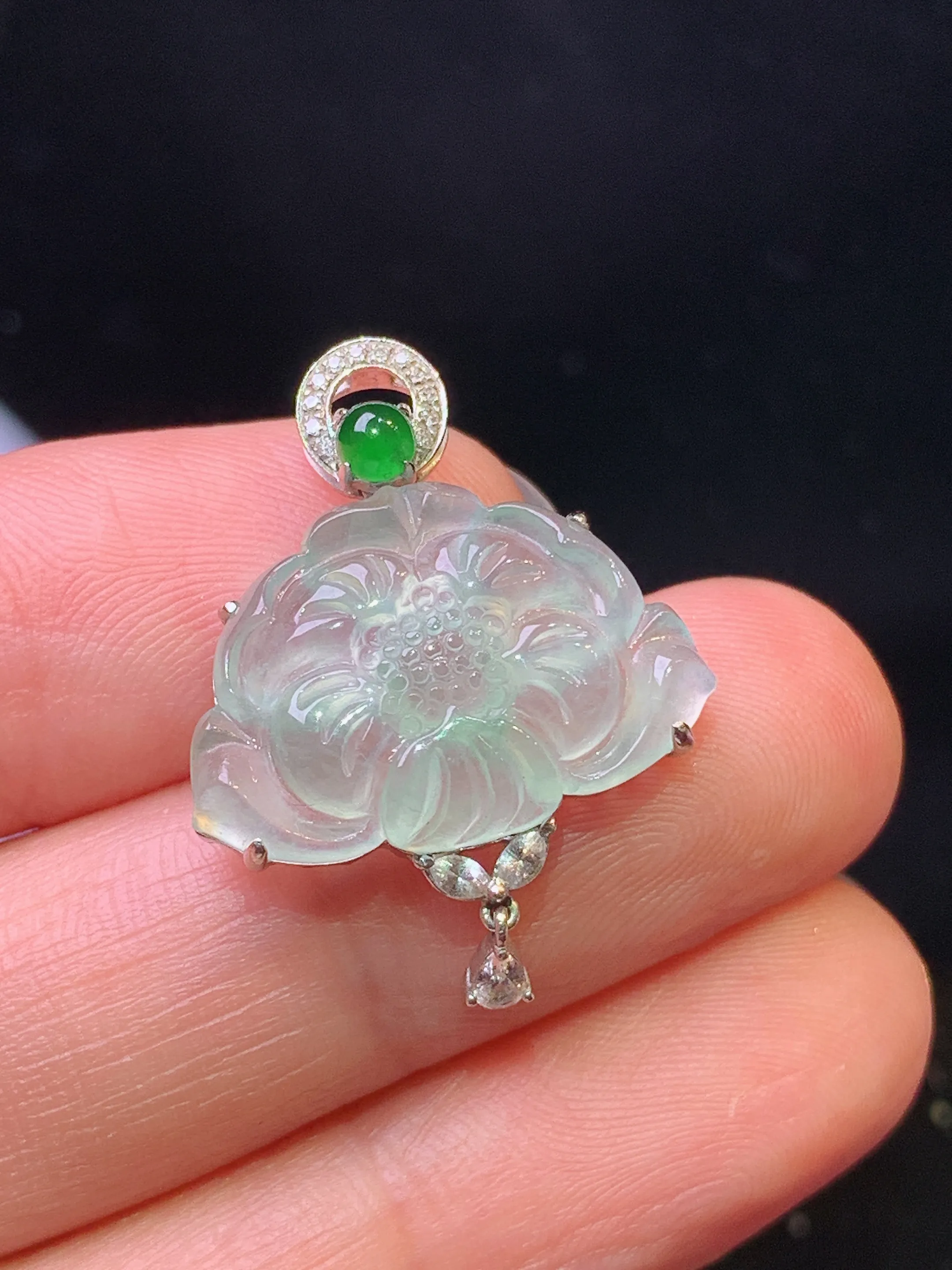 18k金钻镶嵌冰种浅绿莲花吊坠 玉质细腻 色泽艳丽清新 整体尺寸27*20*5