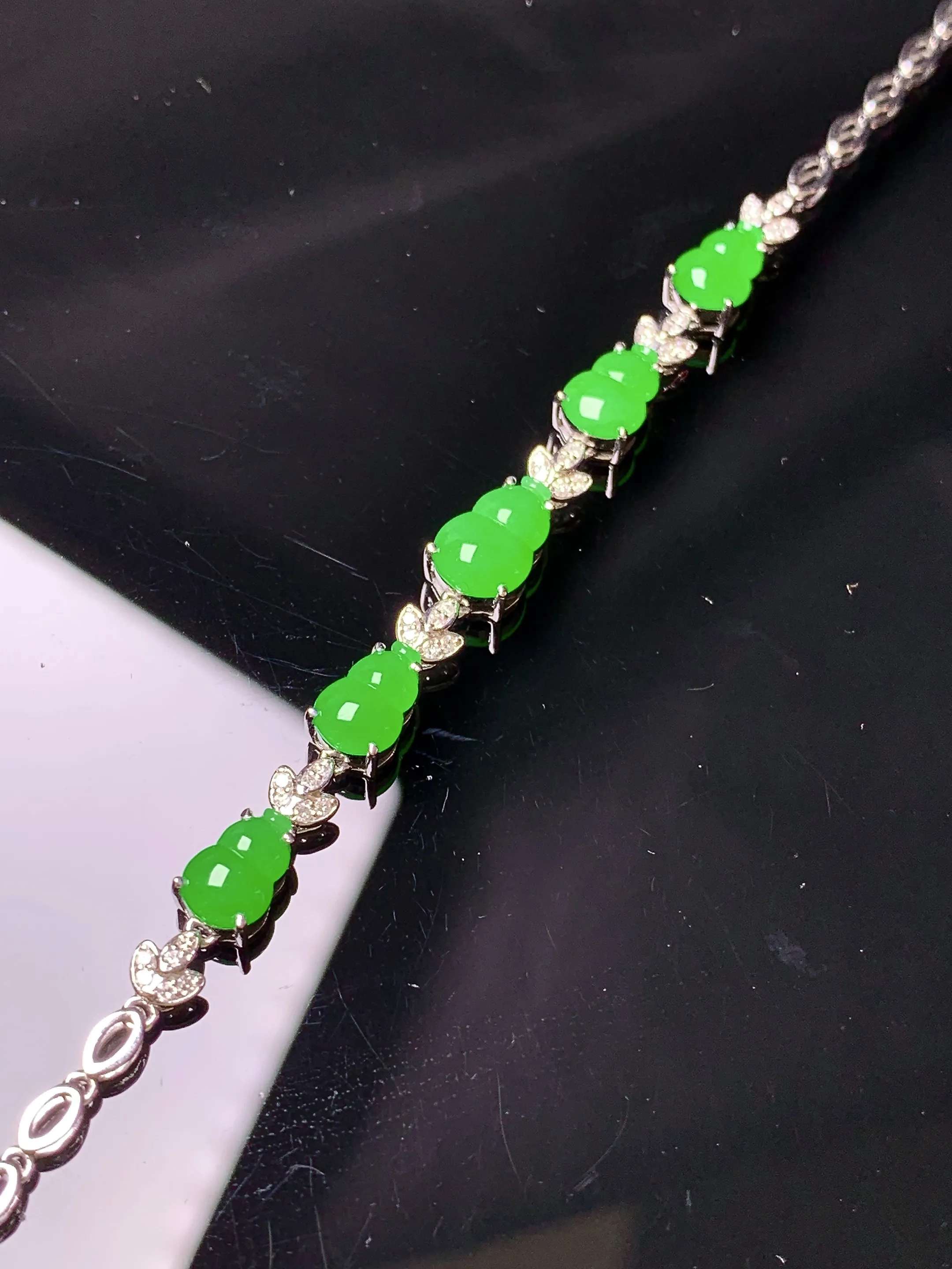 18k金钻镶嵌满绿葫芦手链 玉质细腻 色泽艳丽清新 整体尺寸8.6*5.8*2