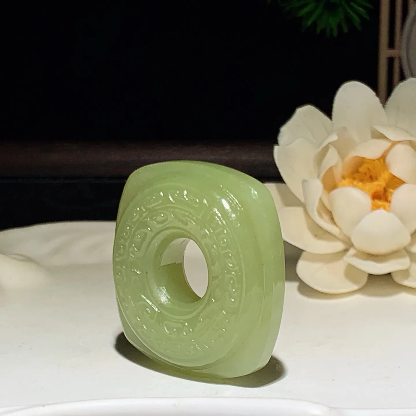 新疆和田玉若羌黄口料四方平安扣玉棕挂件 尺寸39/37/12重32克。玉质细腻油润。手推出油。品相大气 lt260202