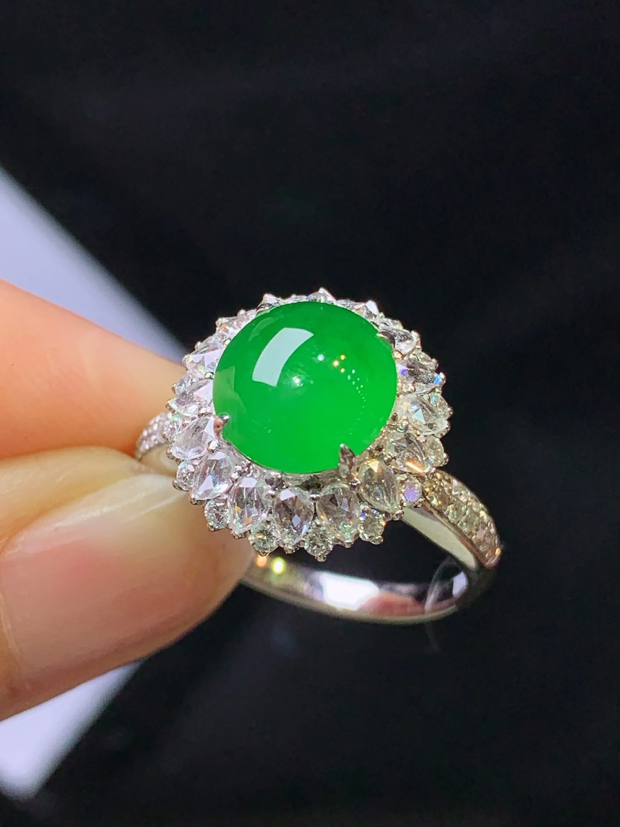 18k金钻镶嵌满绿蛋面戒指 吊玉质细腻 色泽艳丽清新 圈口14 整体尺寸14.2*10.2