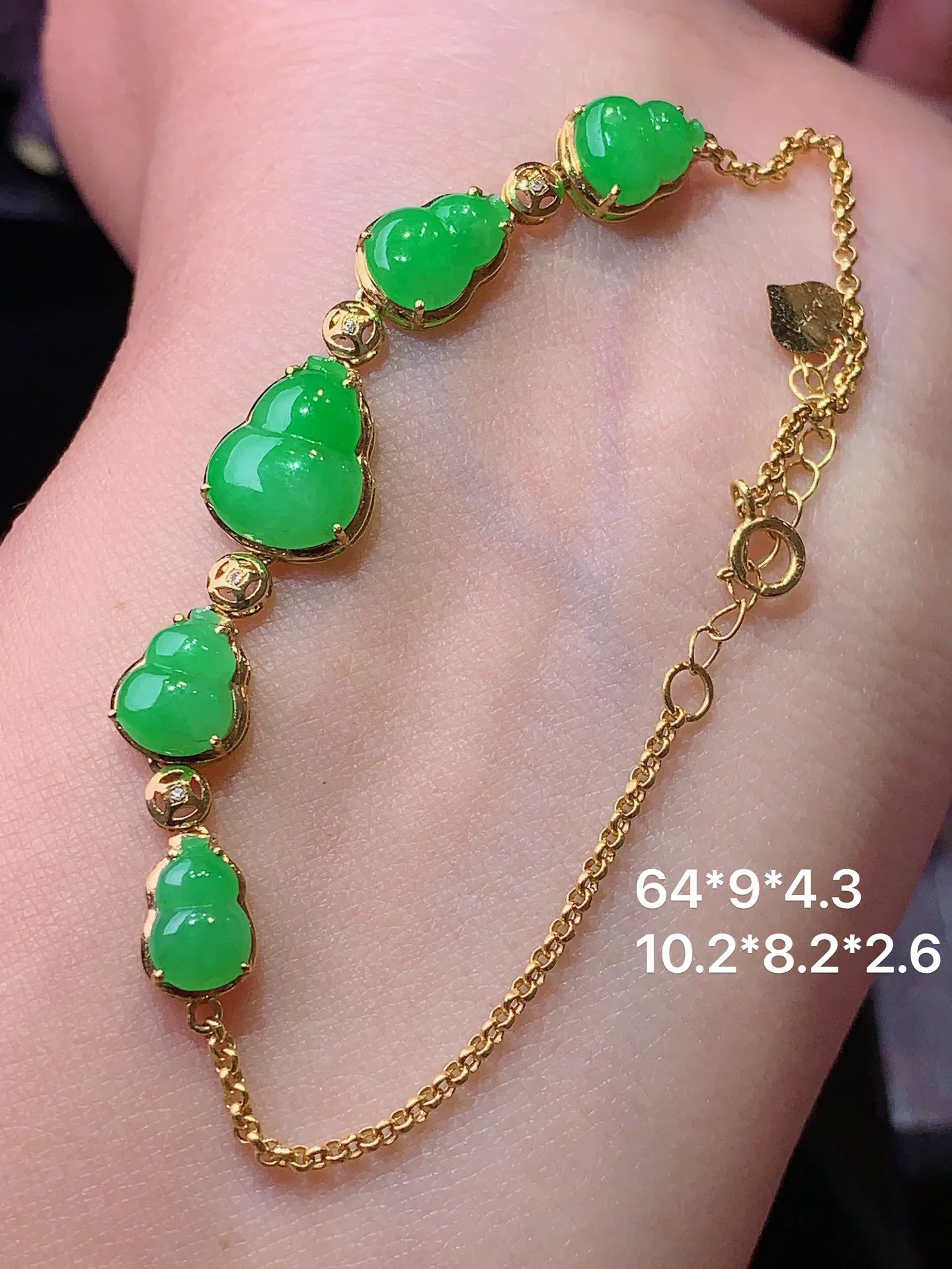 18k金镶嵌翠绿葫芦吊坠 玉质细腻 色泽艳丽清新 整体尺寸64*9*4.3