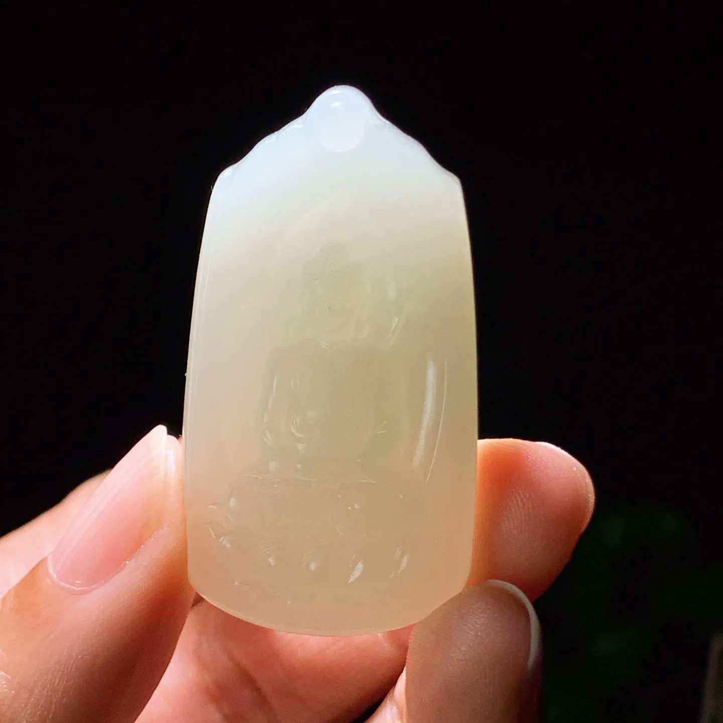 新疆和田玉白玉大日如来牌子挂件 尺寸45/24/10重23.8克。玉质细腻油润。手推出油。品相大气 lt260202