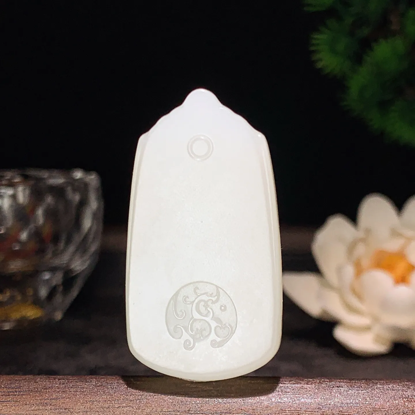 新疆和田玉白玉大日如来牌子挂件 尺寸45/24/10重23.8克。玉质细腻油润。手推出油。品相大气 lt260202