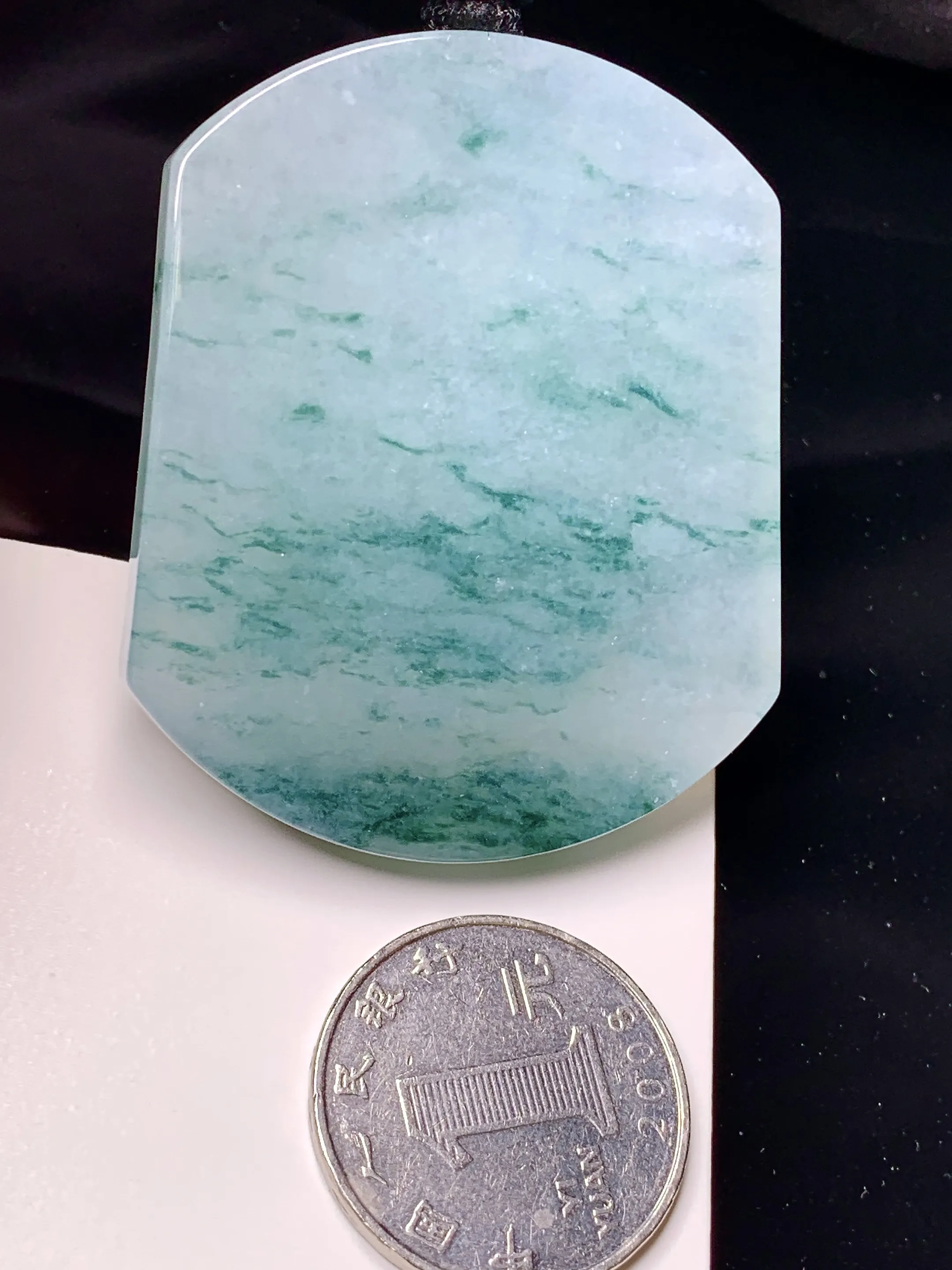 飘绿花无事牌吊坠 玉质细腻 色泽艳丽清新 整体尺寸54.3*44.5*6