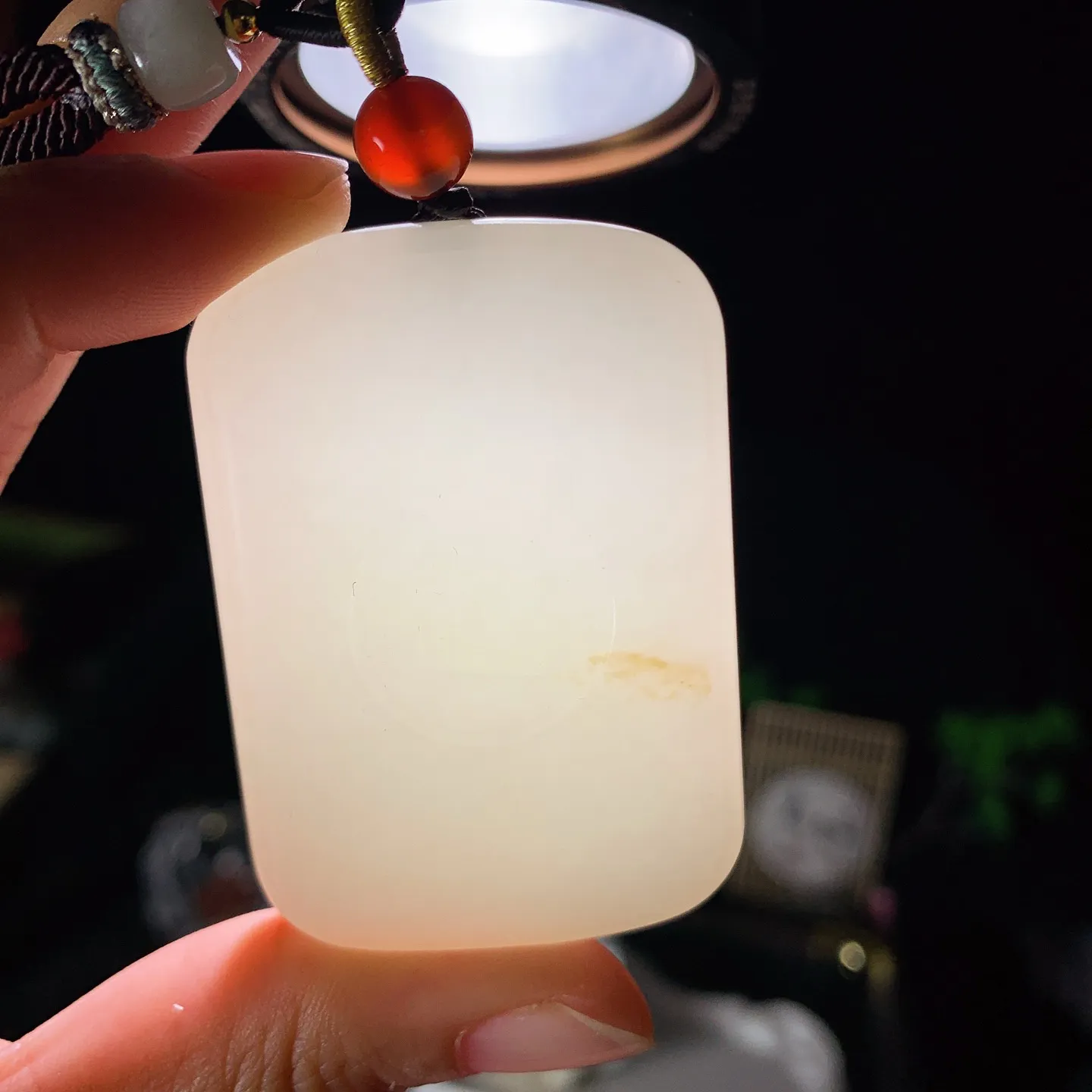 新疆和田玉白玉且末糖财神爷牌子挂件 尺寸55/38/17重78克。玉质细腻油润。手推出油。品相大气 lt260202