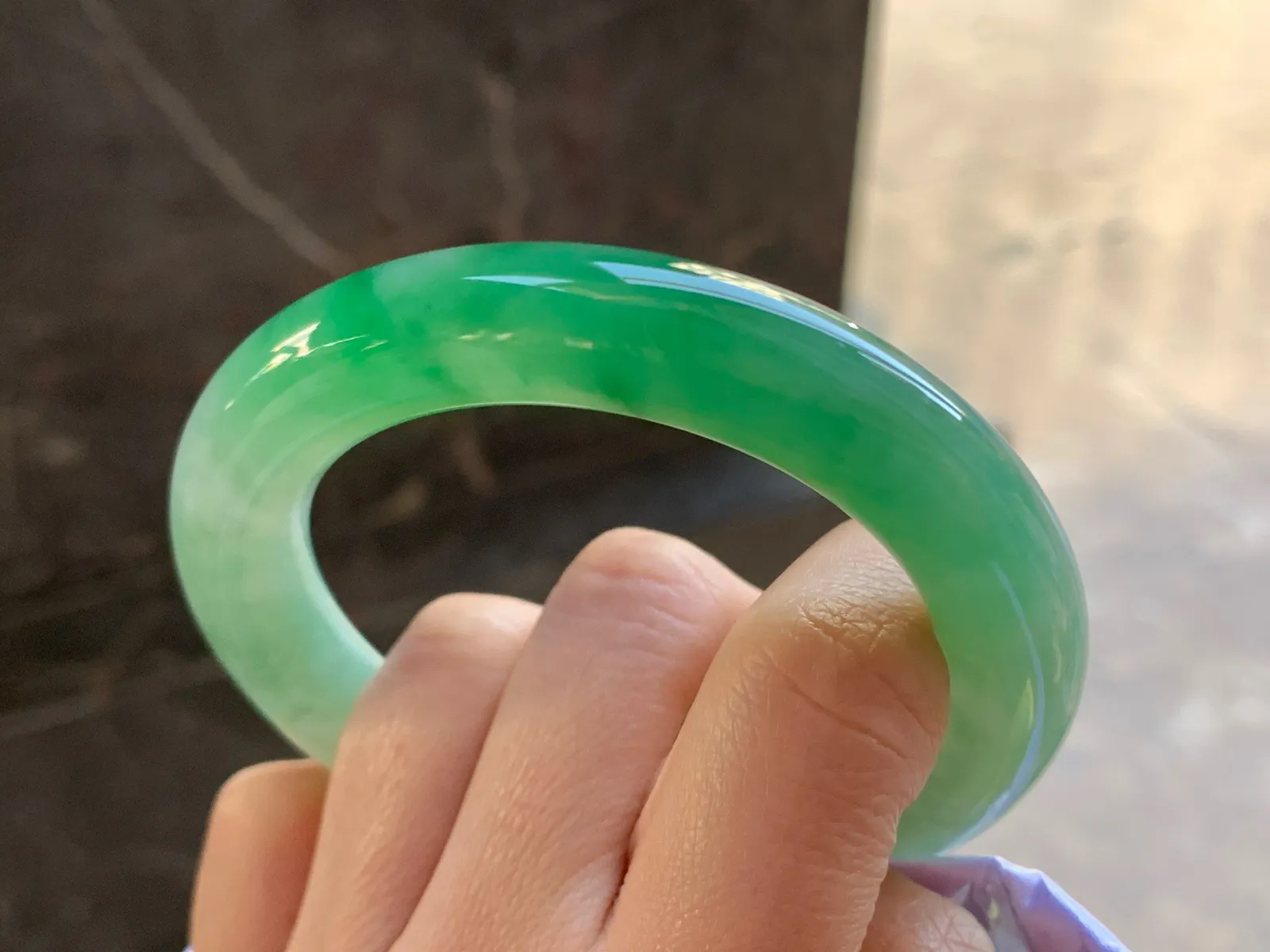 54-11

浓绿色圆条手镯^_^鲜艳 玉质温润