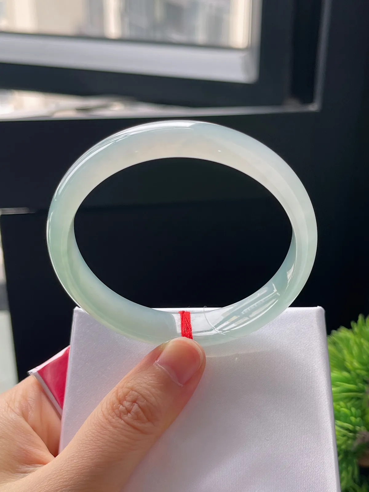 正圈57.4圈口，翡翠冰种淡绿色手镯