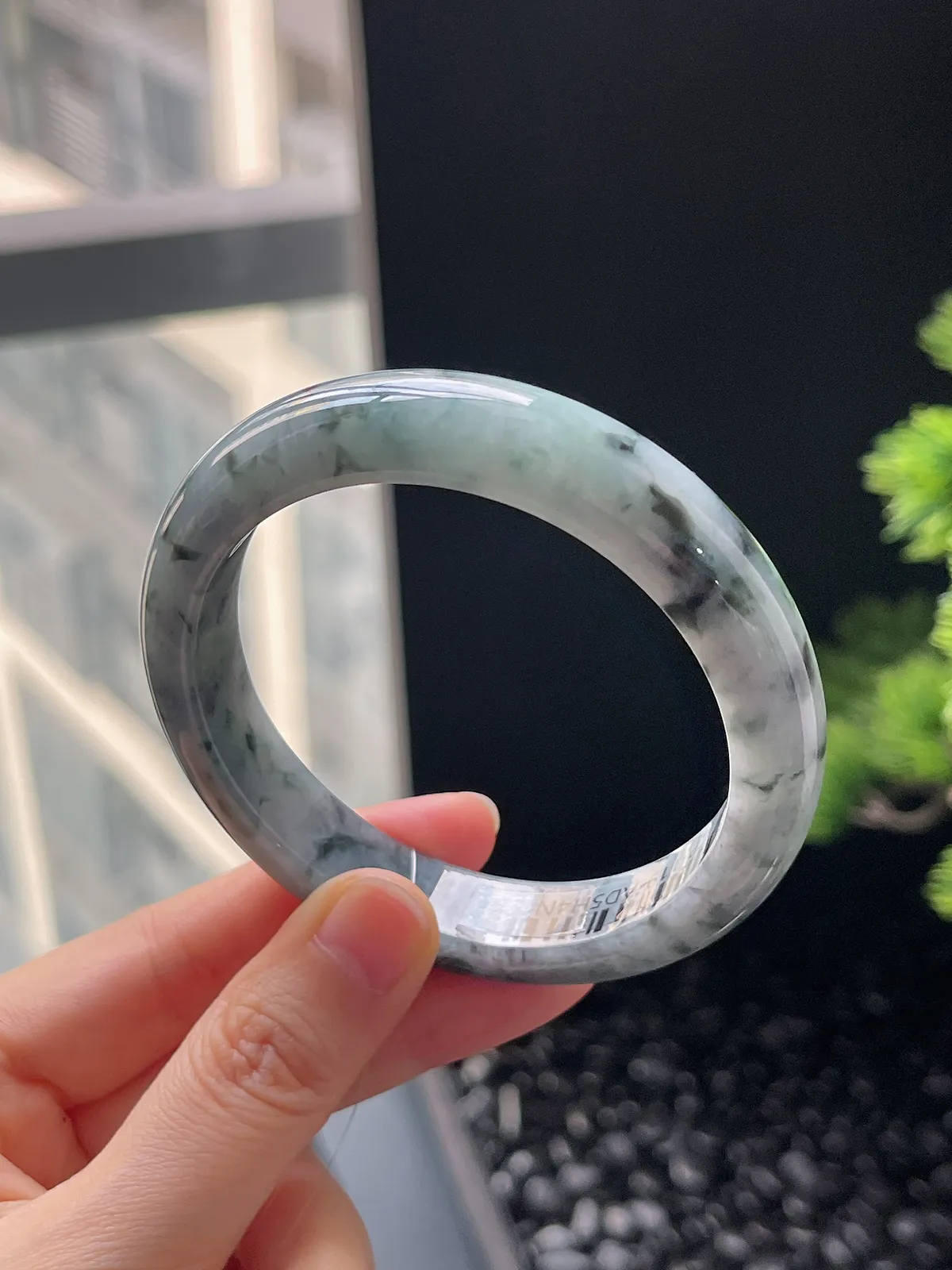 正圈57.8圈口，翡翠糯化种乌鸡底飘绿手镯