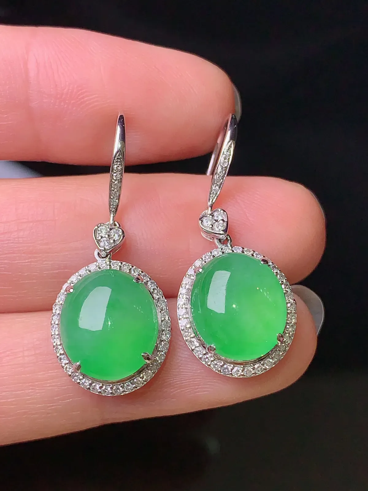 18k金钻镶嵌翠绿蛋面耳坠 玉质细腻 色泽清新艳丽 整体尺寸30*12.5*7.2