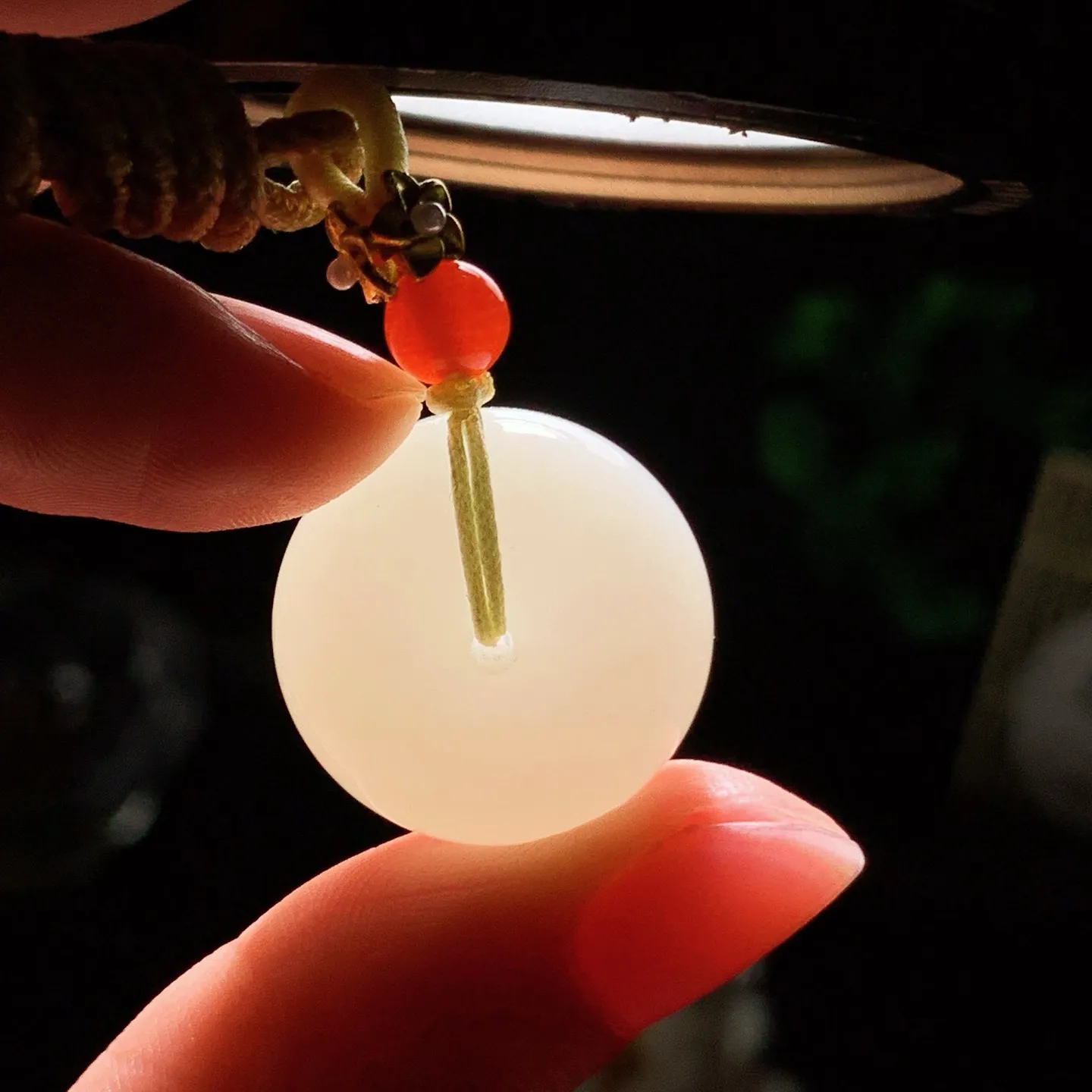 新疆和田玉白玉羊脂白平安扣挂件 尺寸21/12重13克。玉质细腻油润。手推出油。品相大气 lt260202