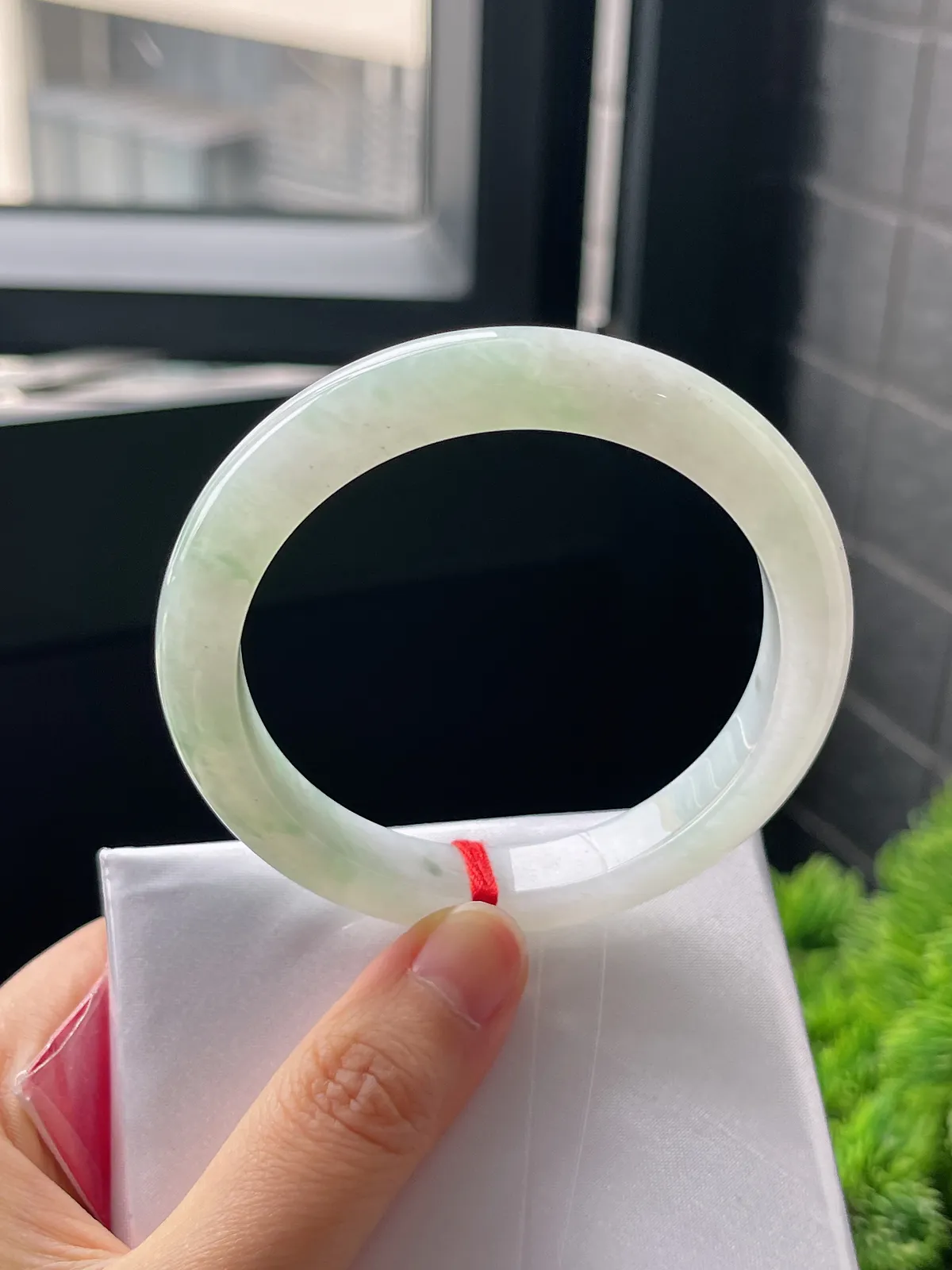 正圈55.8圈口，翡翠冰糯种淡绿色手镯