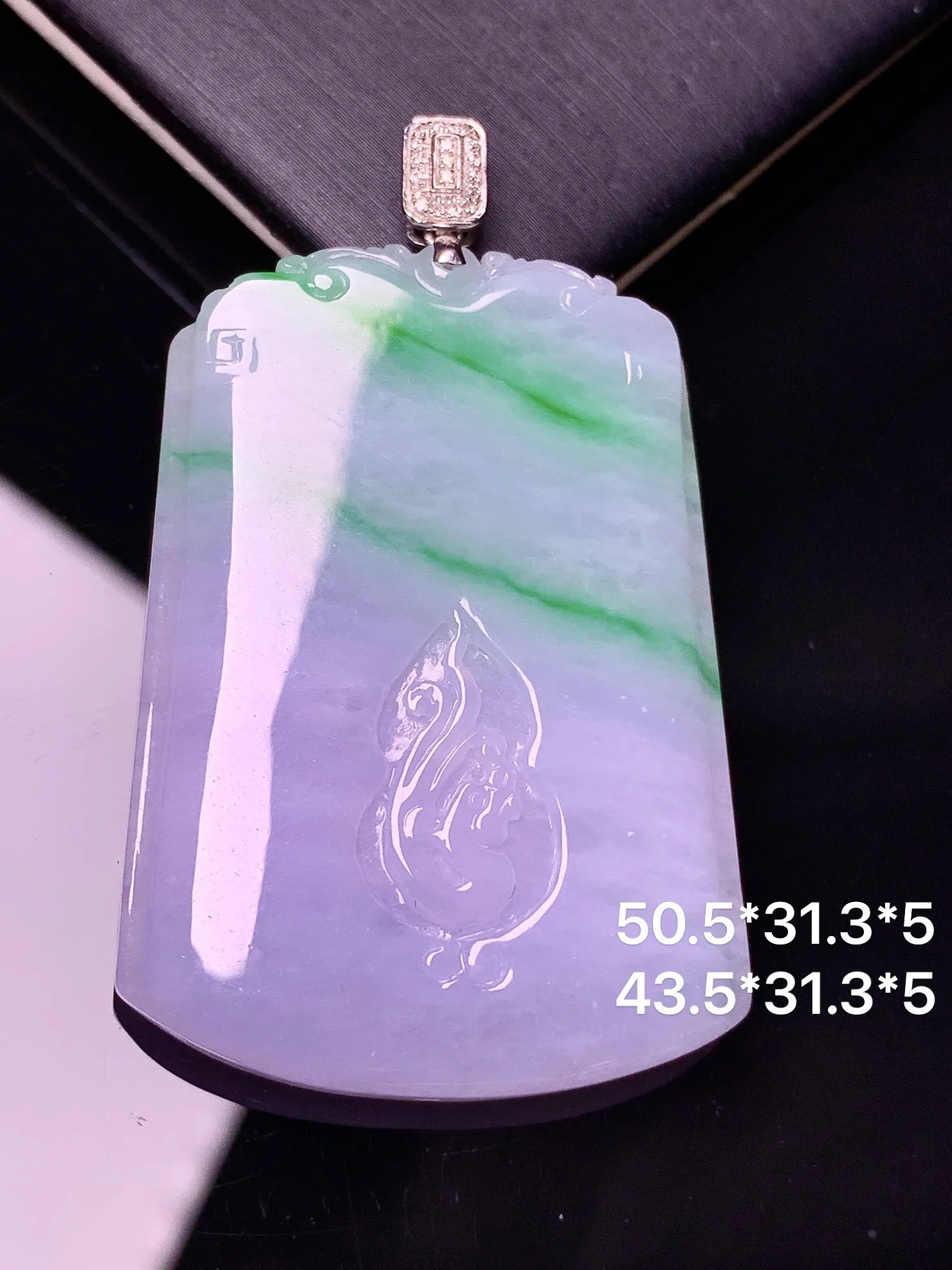 18k金钻镶嵌雕花春彩牌吊坠 玉质细腻 色泽艳丽清新 整体尺寸50.5*21.3*5