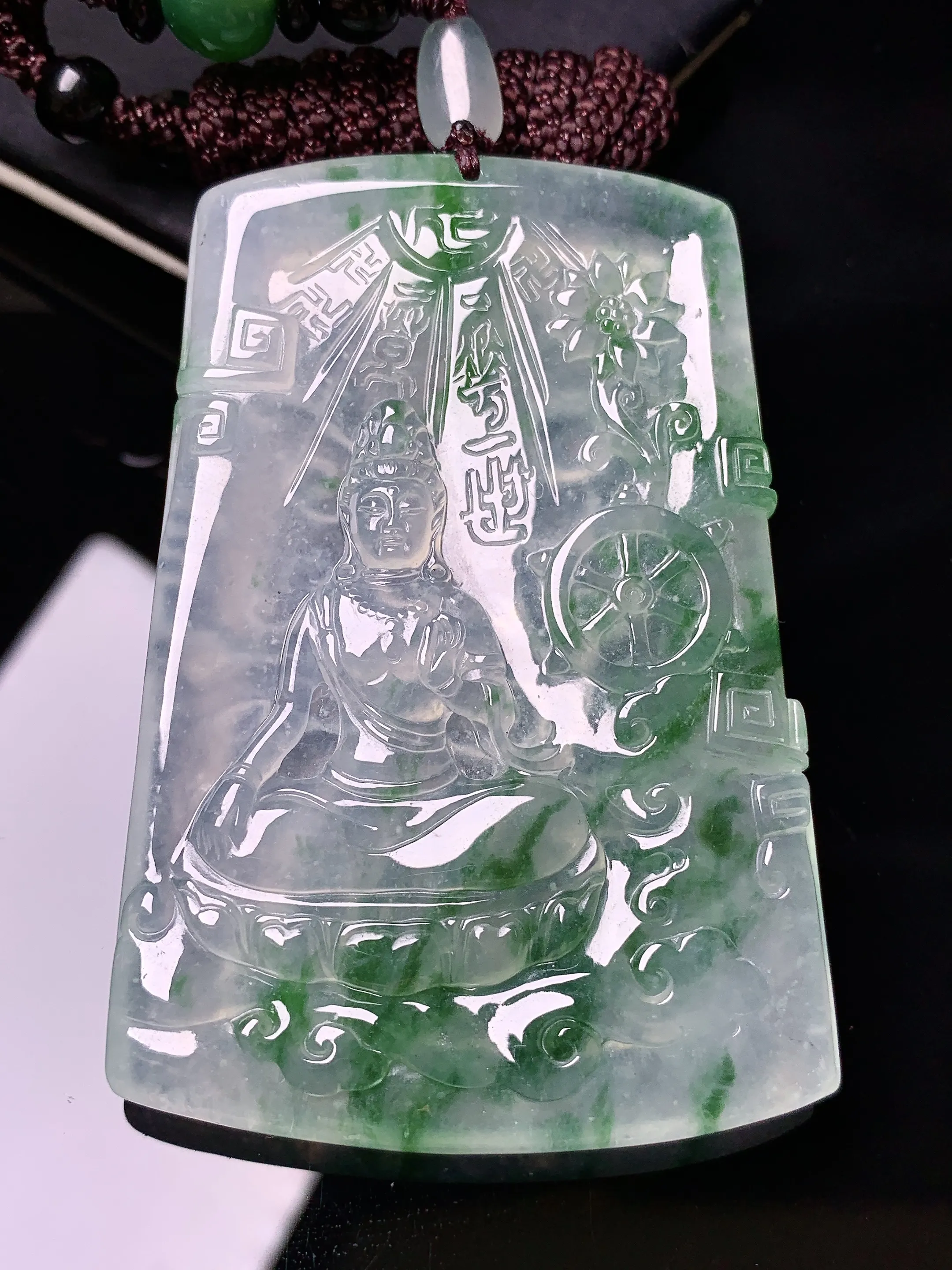 18k金钻镶嵌冰种飘绿观音菩萨吊坠 玉质细腻 色泽艳丽清新 整体尺寸66.2*45.2*6.5