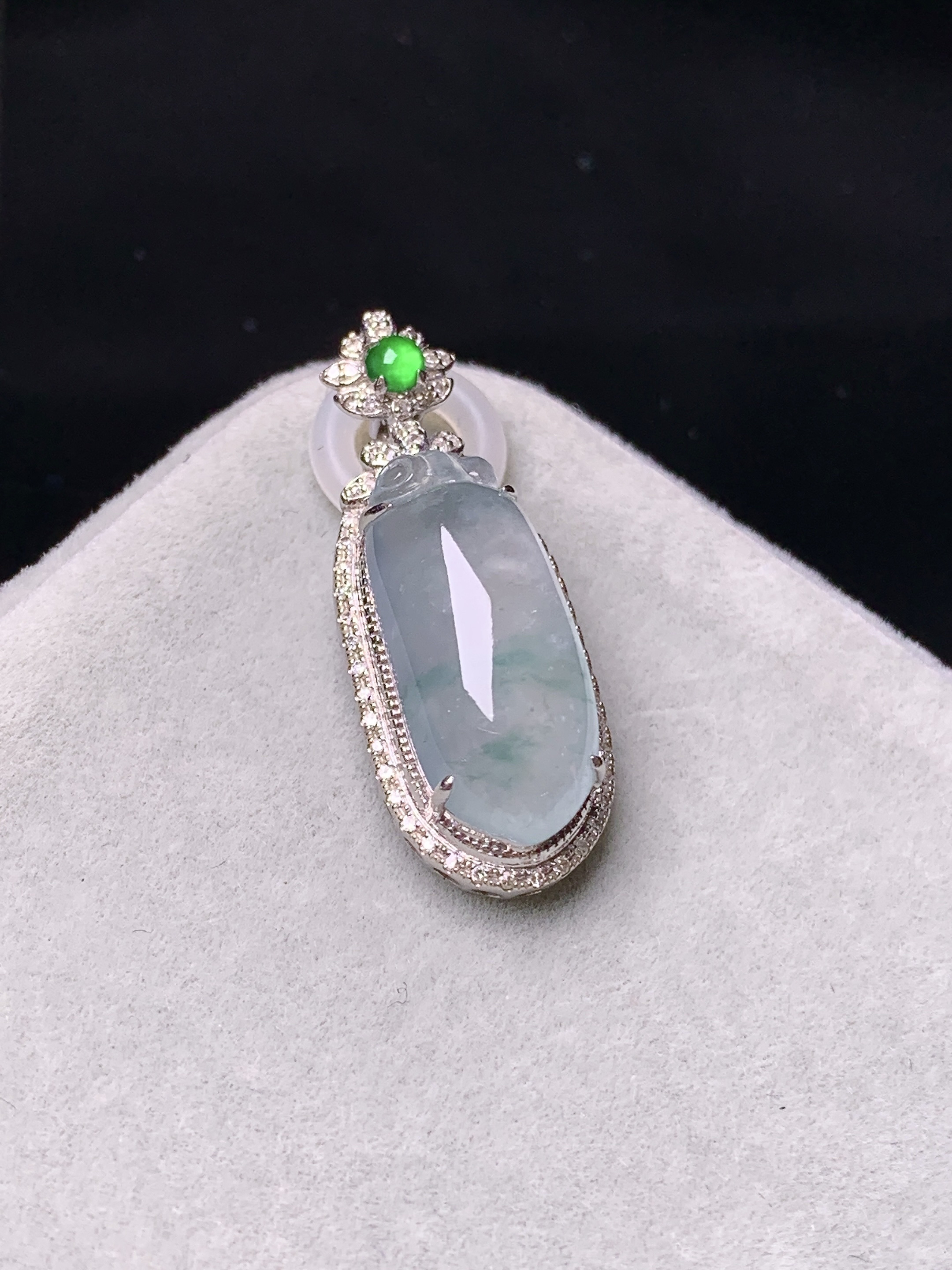 18k金钻镶嵌冰种福瓜吊坠 玉质细腻 色泽艳丽清新 整体尺寸27.6*10.5*8